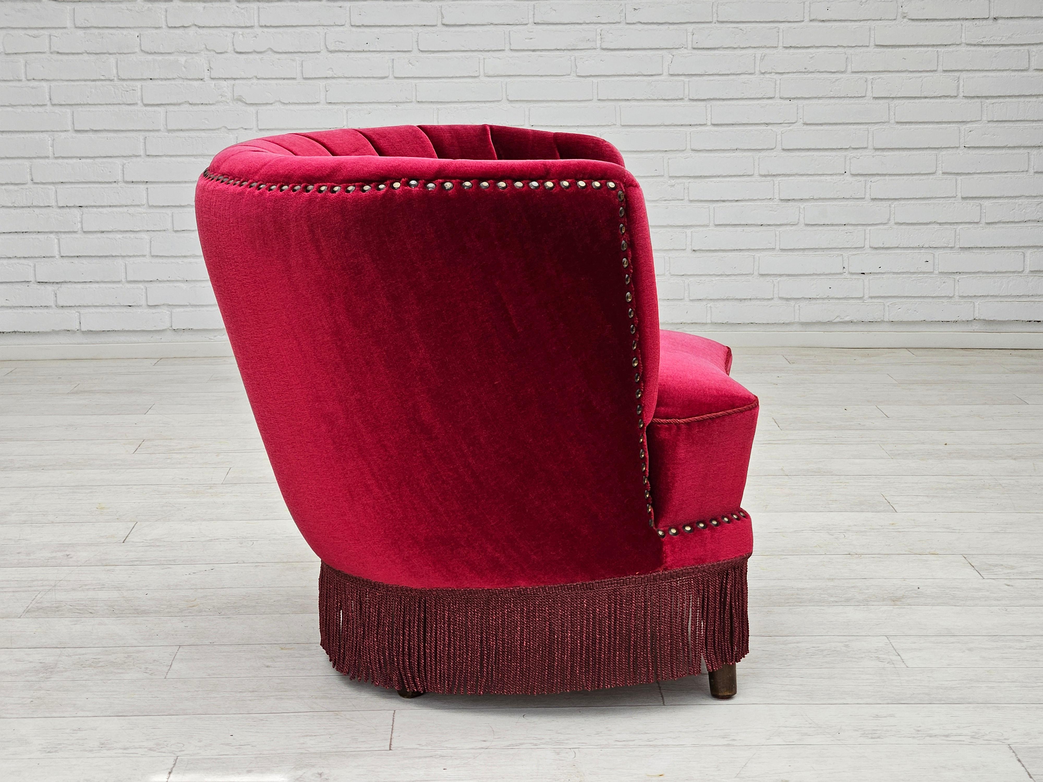 Velluto Anni '70, poltrona danese, condizioni originali, tessuto in velluto rosso ciliegia. in vendita