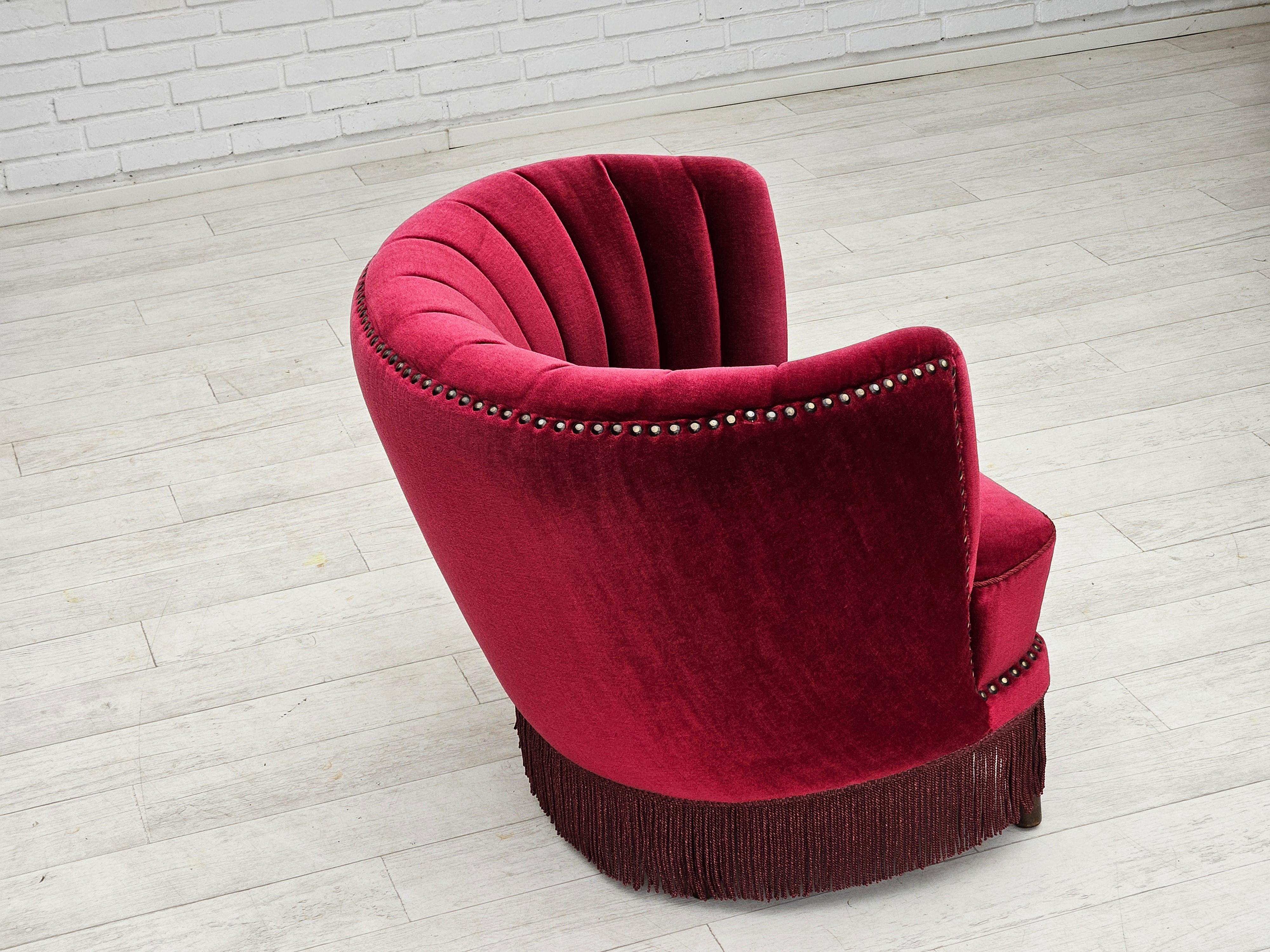 Anni '70, poltrona danese, condizioni originali, tessuto in velluto rosso ciliegia. in vendita 1