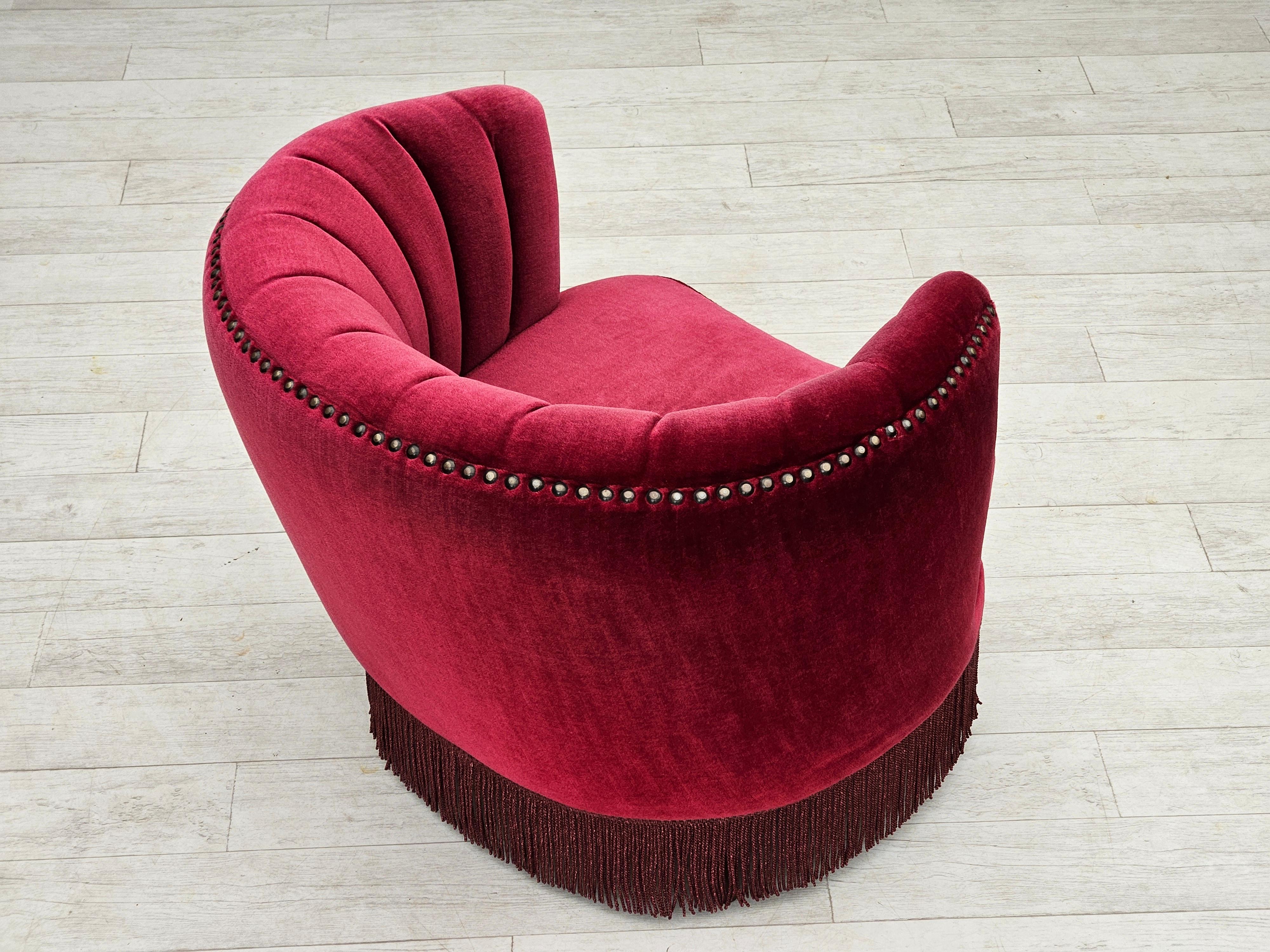 Anni '70, poltrona danese, condizioni originali, tessuto in velluto rosso ciliegia. in vendita 2