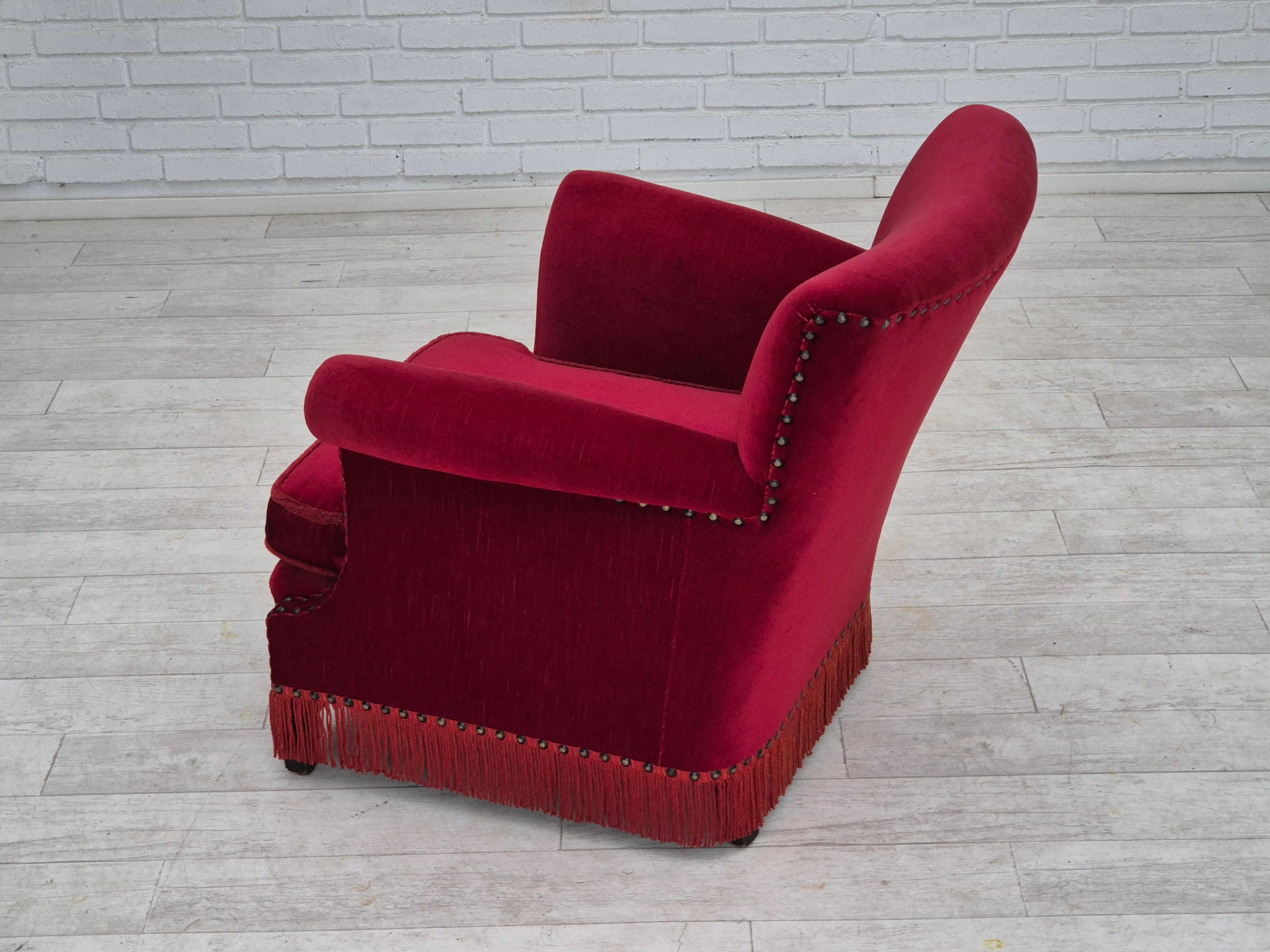 1970s, Danish lounge chair, original condition, cherry-red velour fabric. For Sale 3