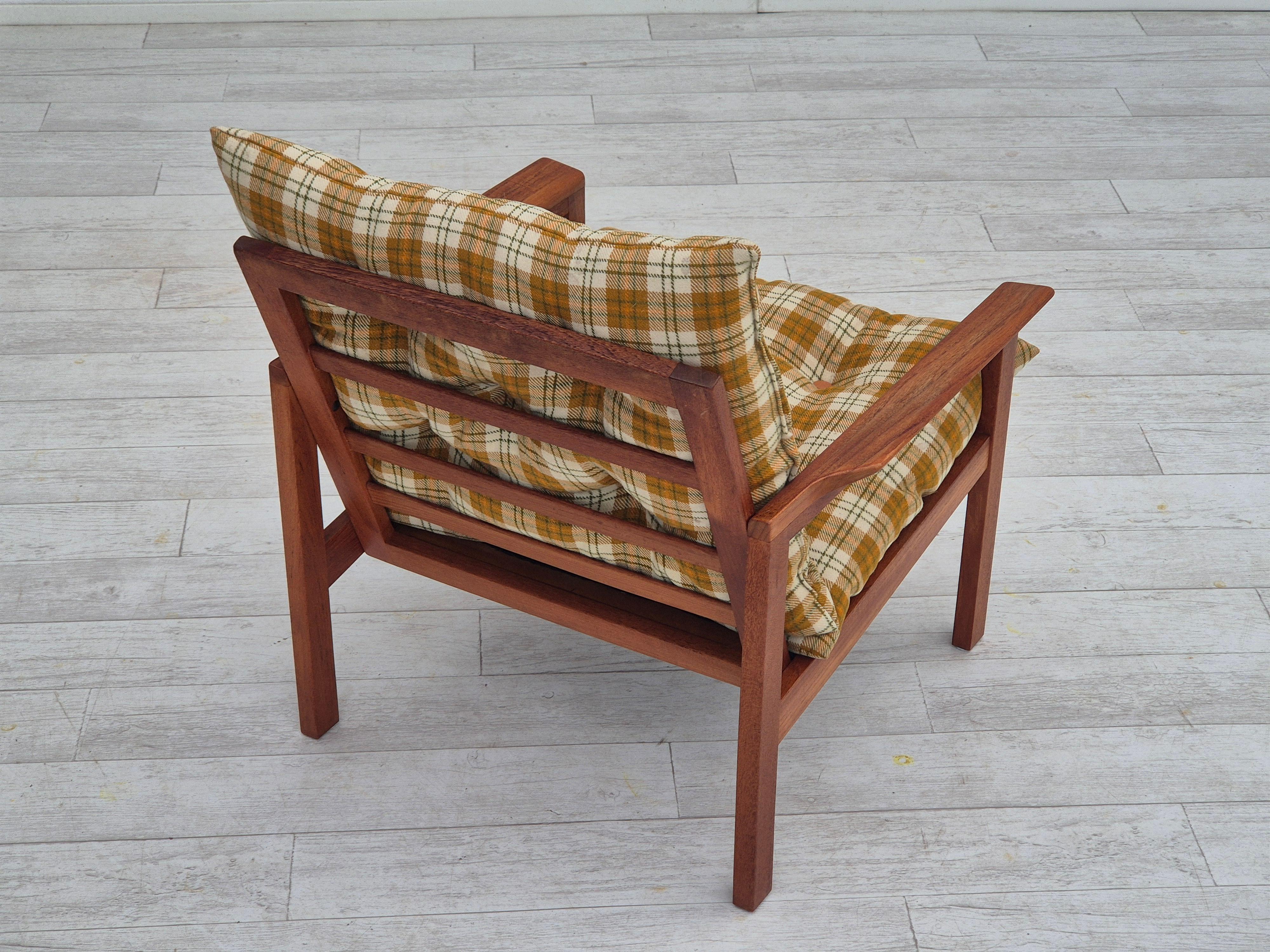 Fauteuil de salon danois des années 1970, état d'origine, tissu de laine de meuble, bois de teck en vente 3