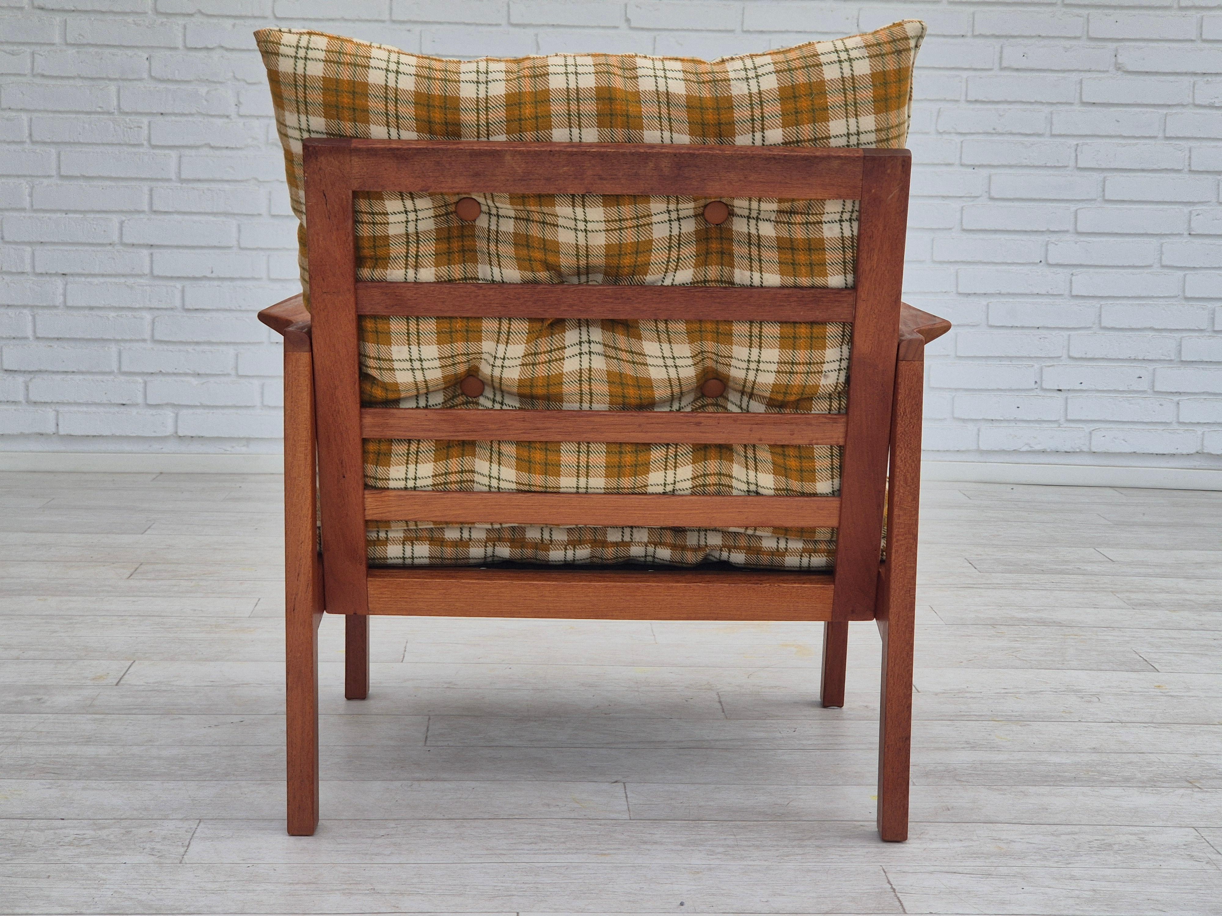 Fauteuil de salon danois des années 1970, état d'origine, tissu de laine de meuble, bois de teck en vente 4