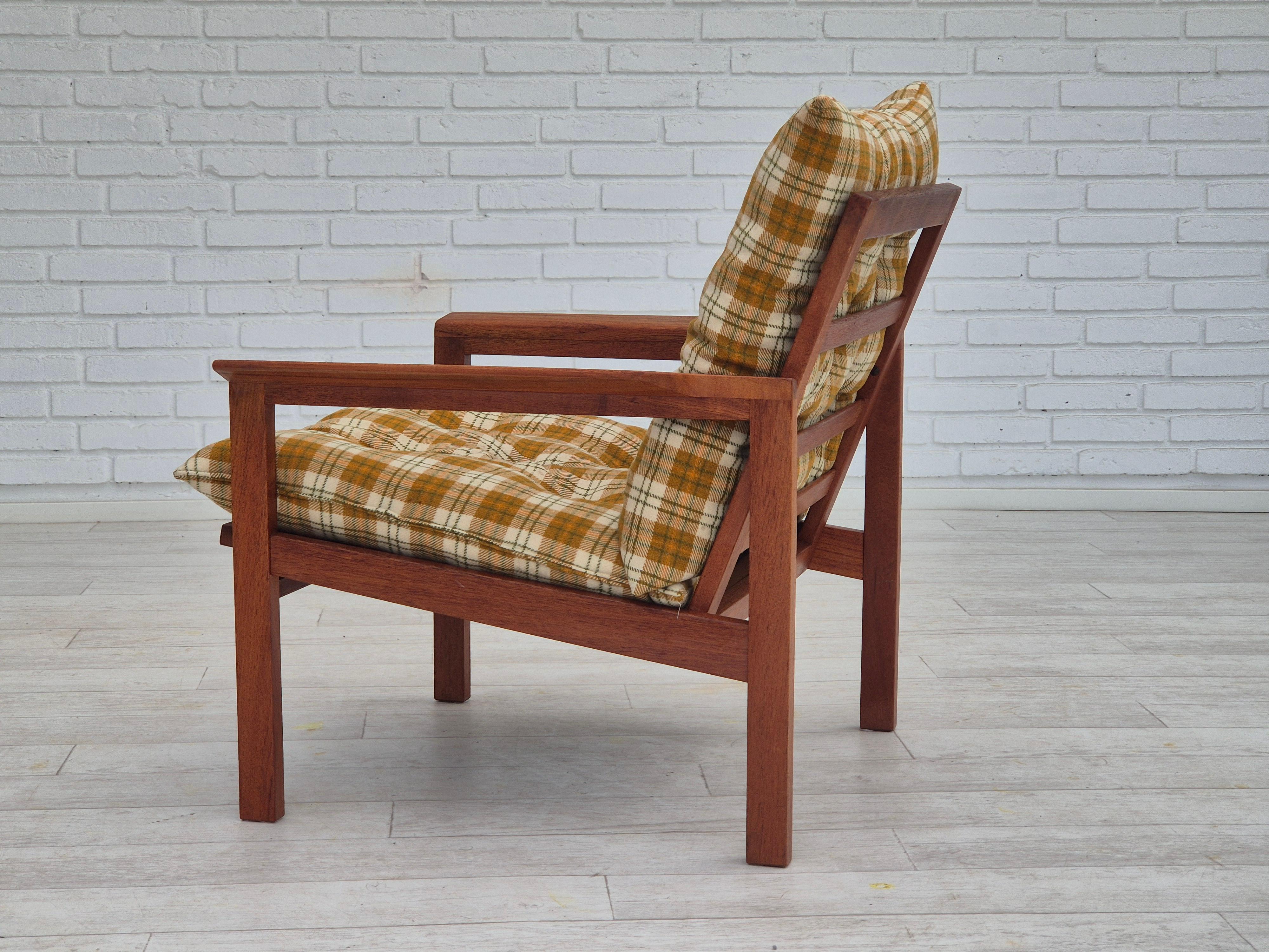 Dänischer Loungesessel, Originalzustand, 1970er Jahre, Möbelstoff aus Wolle, Teakholz im Angebot 9
