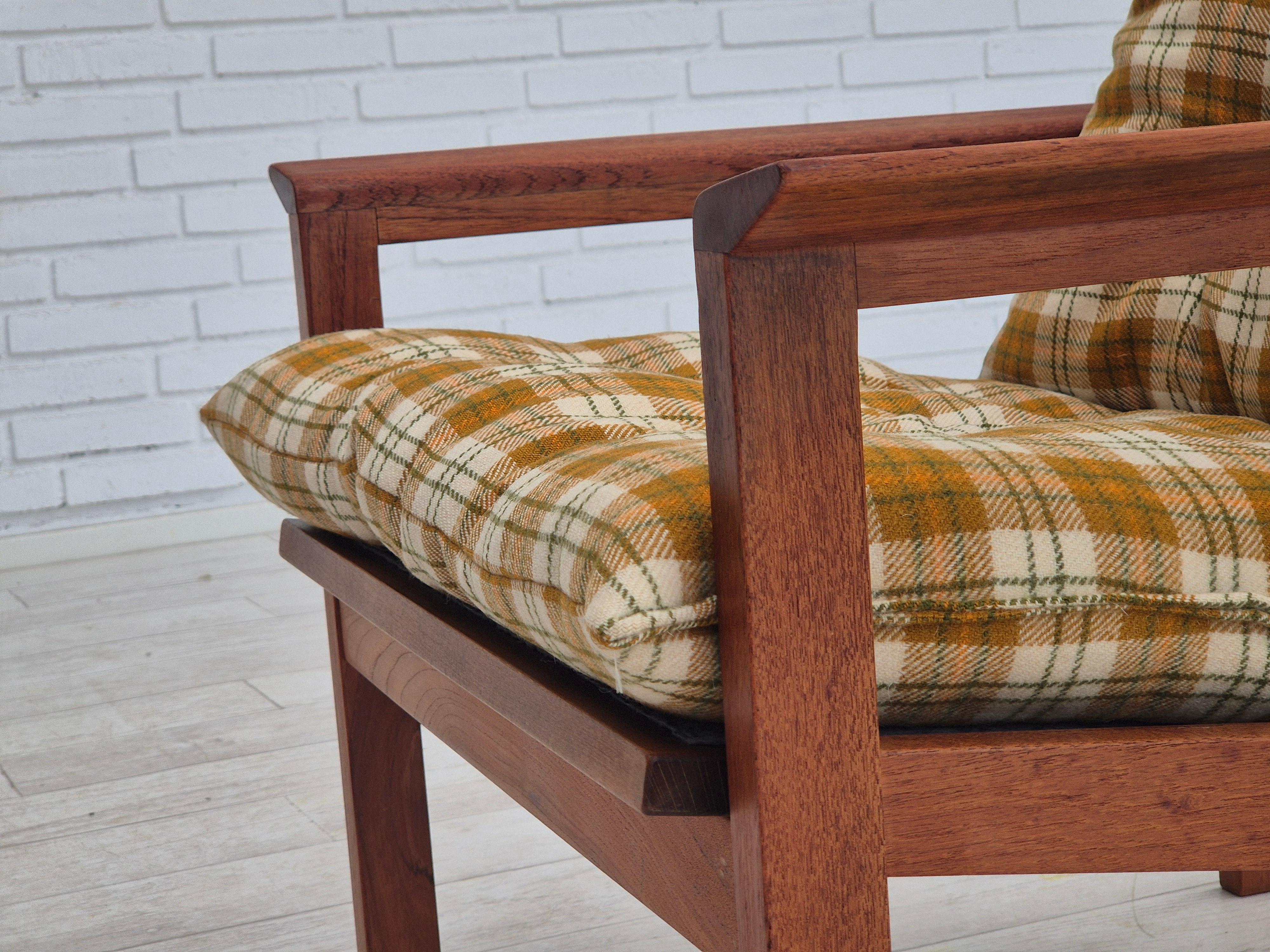 1970s, Danish lounge chair, original condition, furniture wool fabric, teak wood For Sale 9