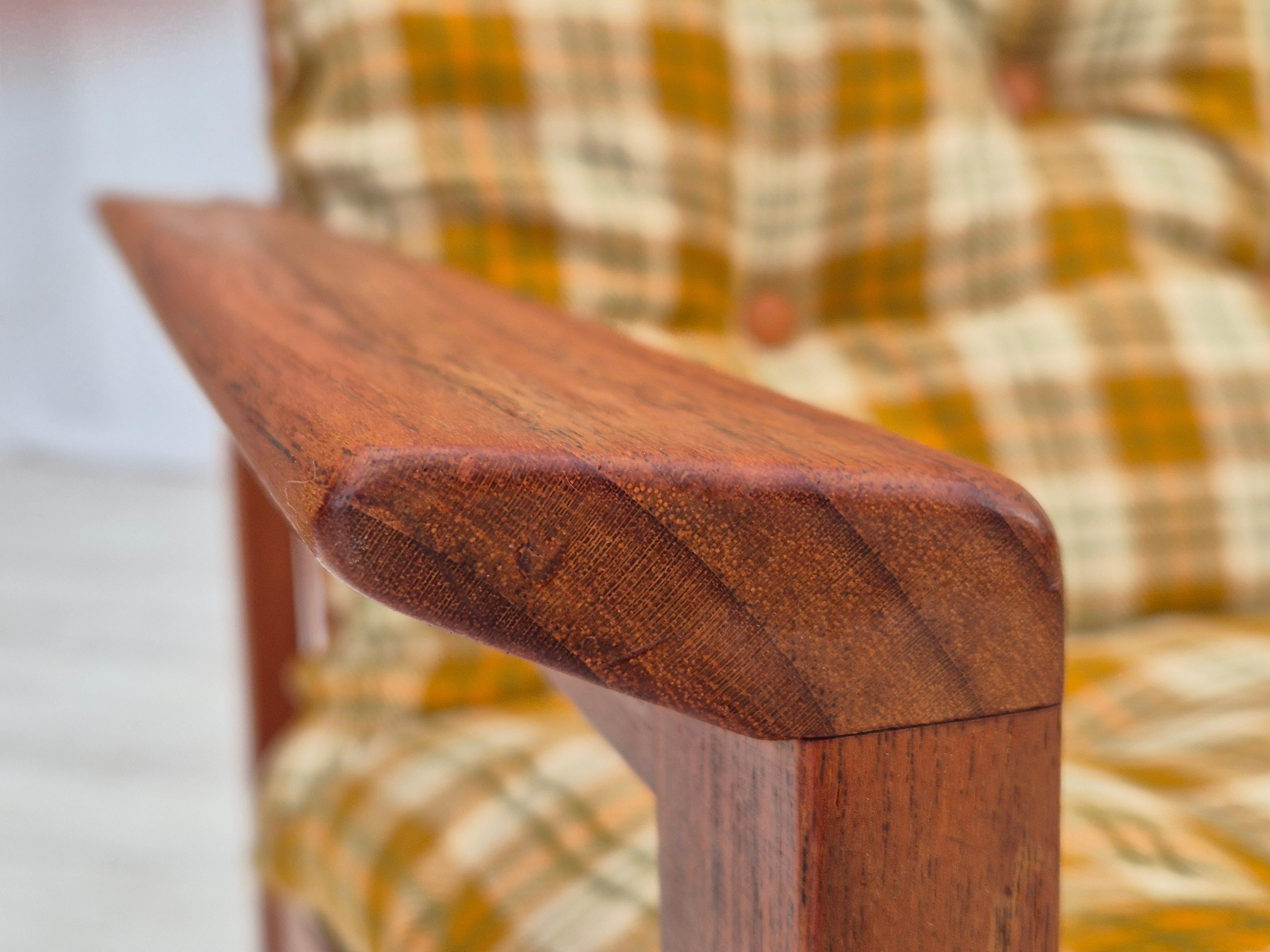 1970s, Danish lounge chair, original condition, furniture wool fabric, teak wood For Sale 10