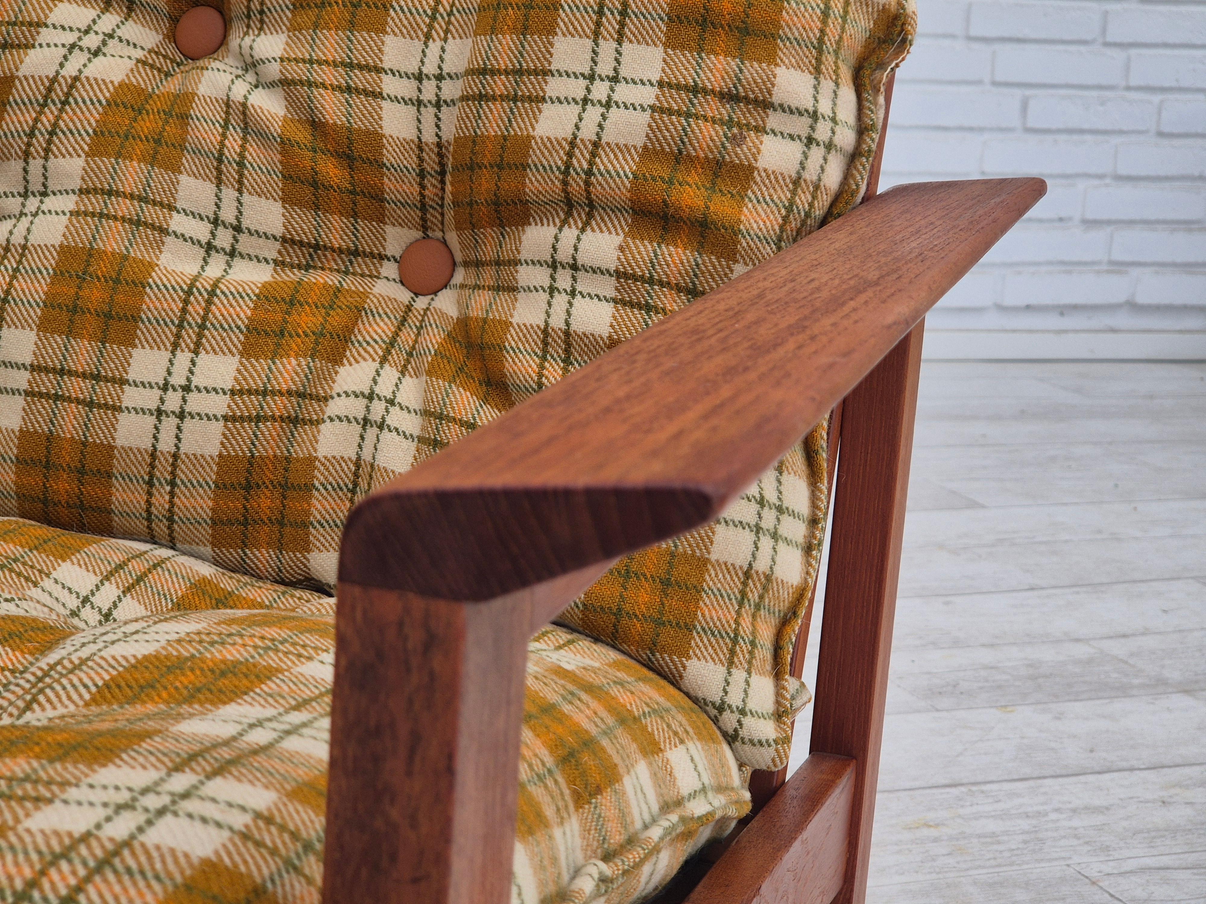1970s, Danish lounge chair, original condition, furniture wool fabric, teak wood For Sale 11