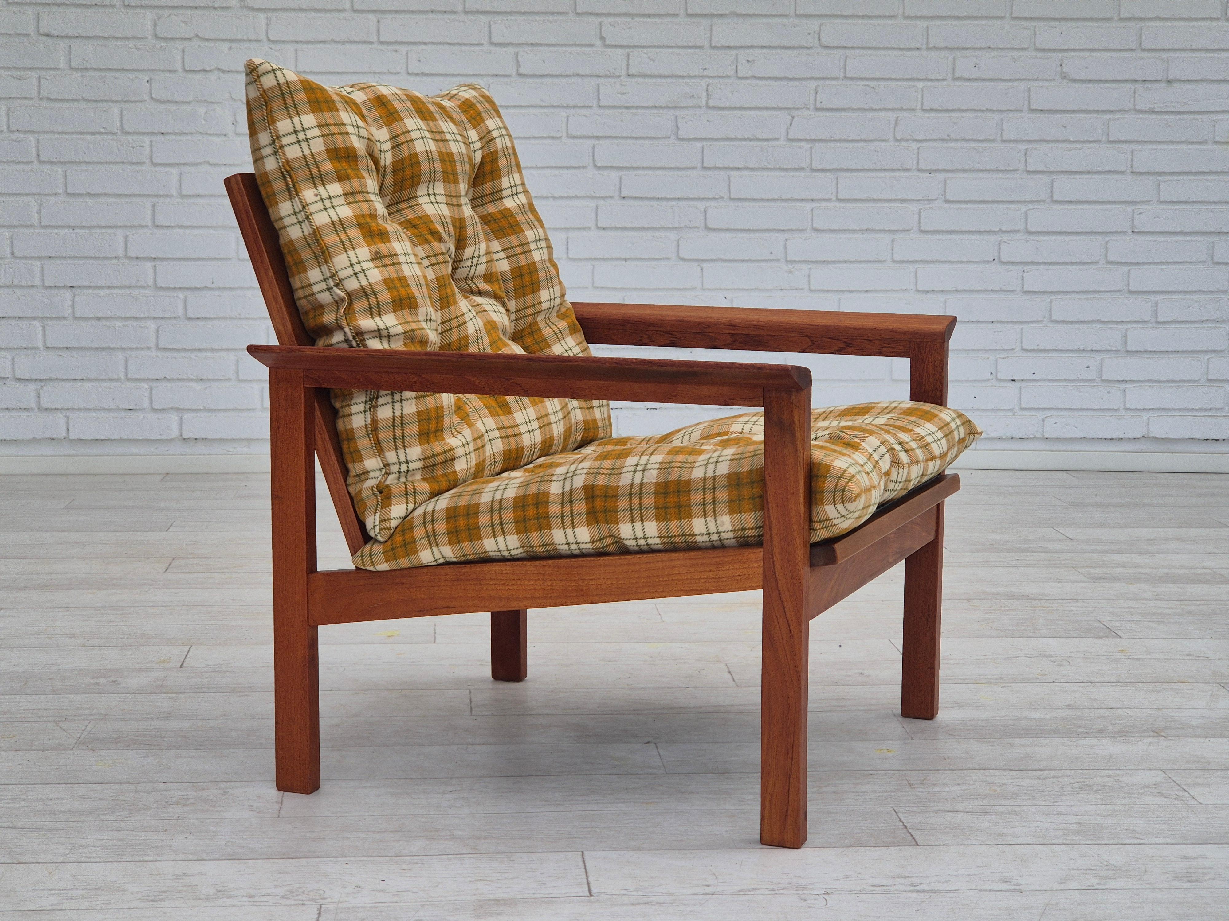 1970er, dänischer Sessel in sehr gutem Originalzustand: keine Gerüche und keine Flecken. Multicolor-Möbel aus Wollstoff, Teakholz. Hellbraune Lederknöpfe. Holzkonstruktion erneuert. Hergestellt von einem dänischen Möbelhersteller in den Jahren um