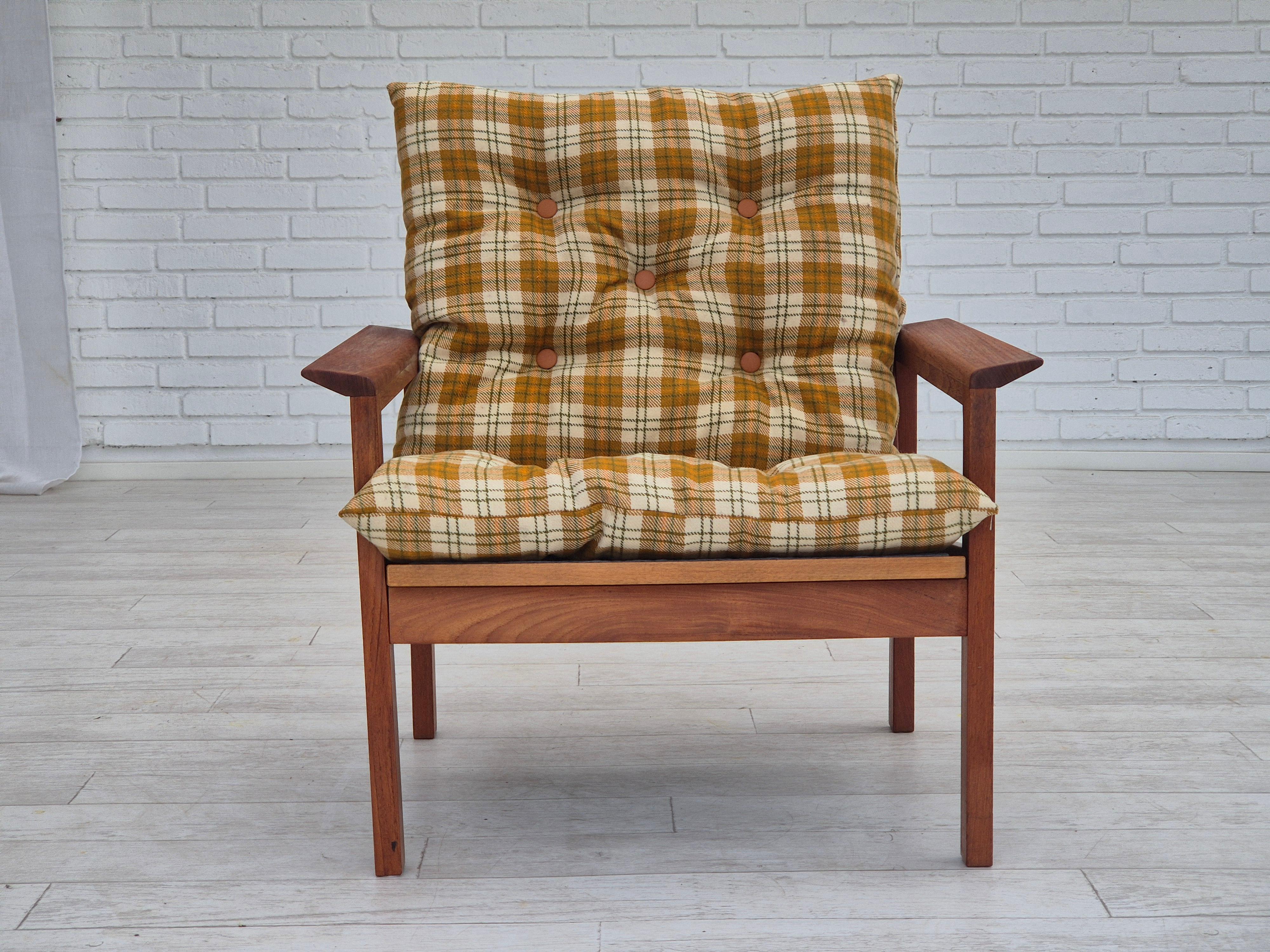Dänischer Loungesessel, Originalzustand, 1970er Jahre, Möbelstoff aus Wolle, Teakholz (Skandinavische Moderne) im Angebot