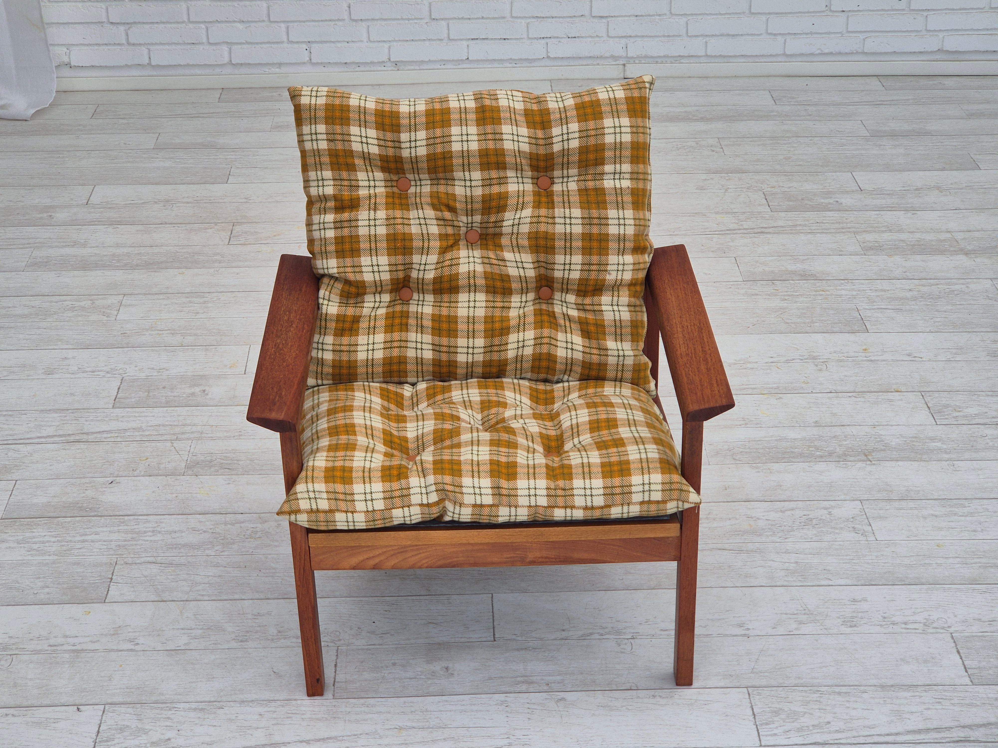 1970s, Danish lounge chair, original condition, furniture wool fabric, teak wood In Good Condition For Sale In Tarm, 82