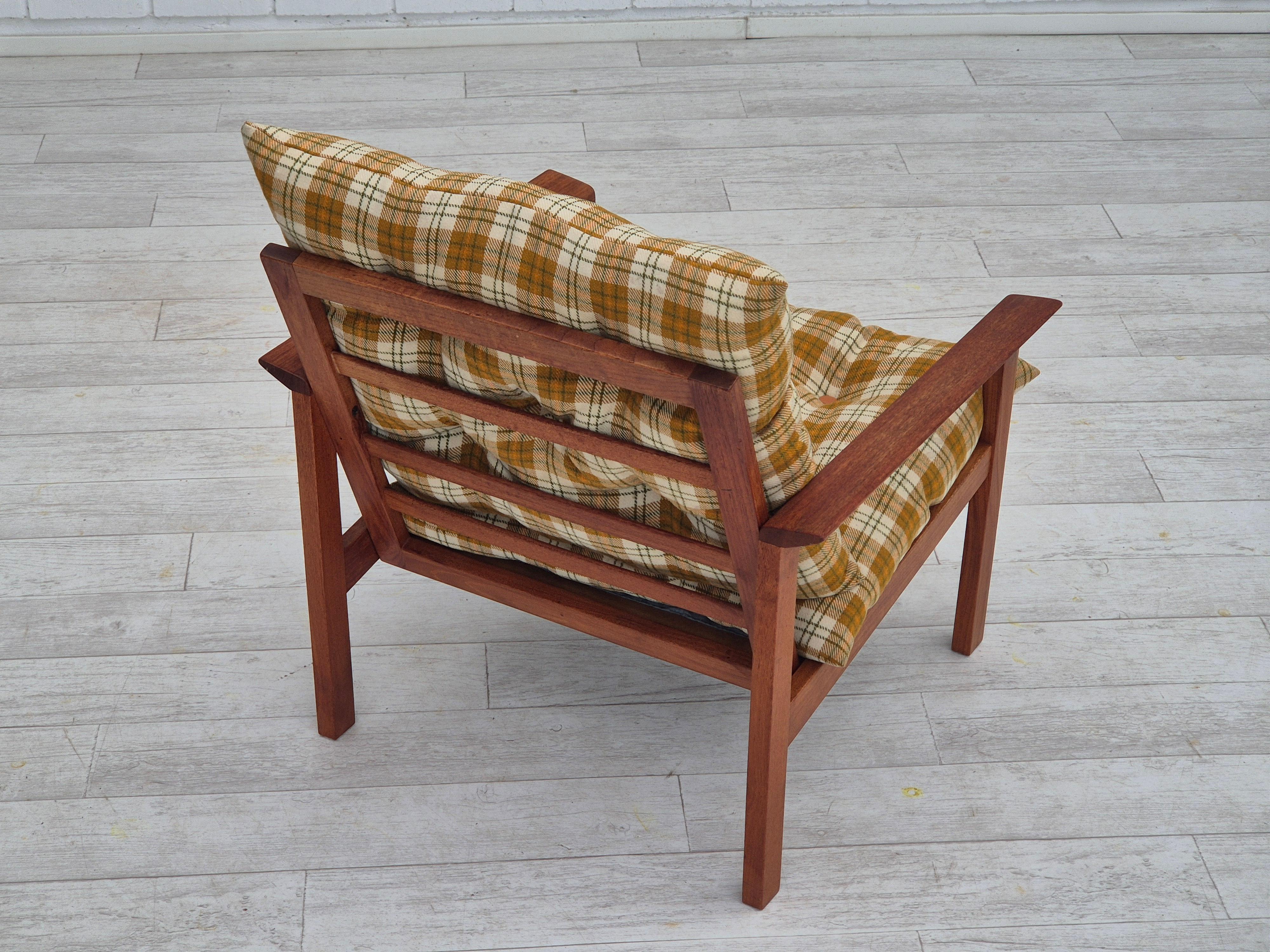 Dänischer Loungesessel, Originalzustand, 1970er Jahre, Möbelstoff aus Wolle, Teakholz im Angebot 1