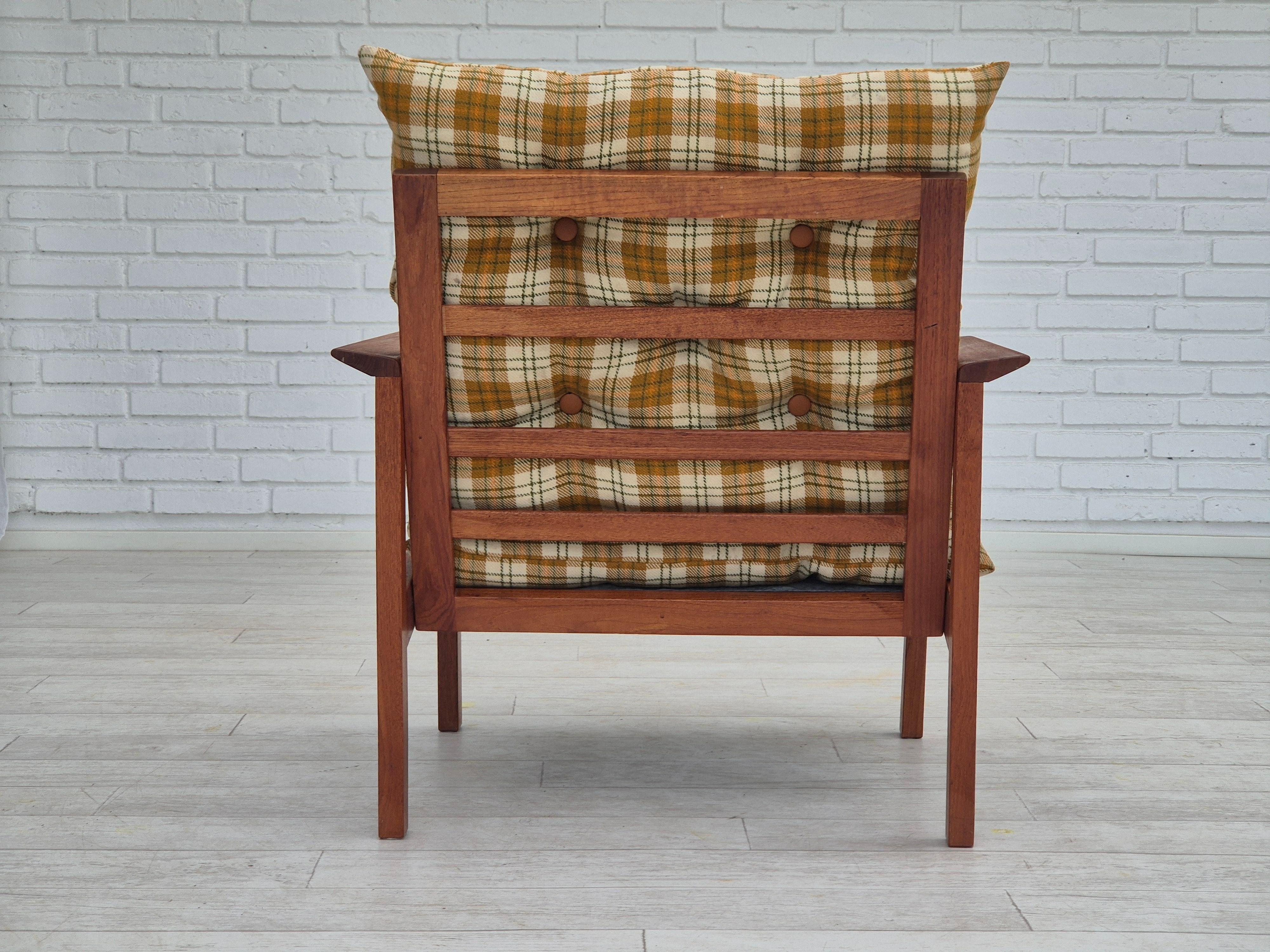 Laine Fauteuil de salon danois des années 1970, état d'origine, tissu de laine de meuble, bois de teck en vente