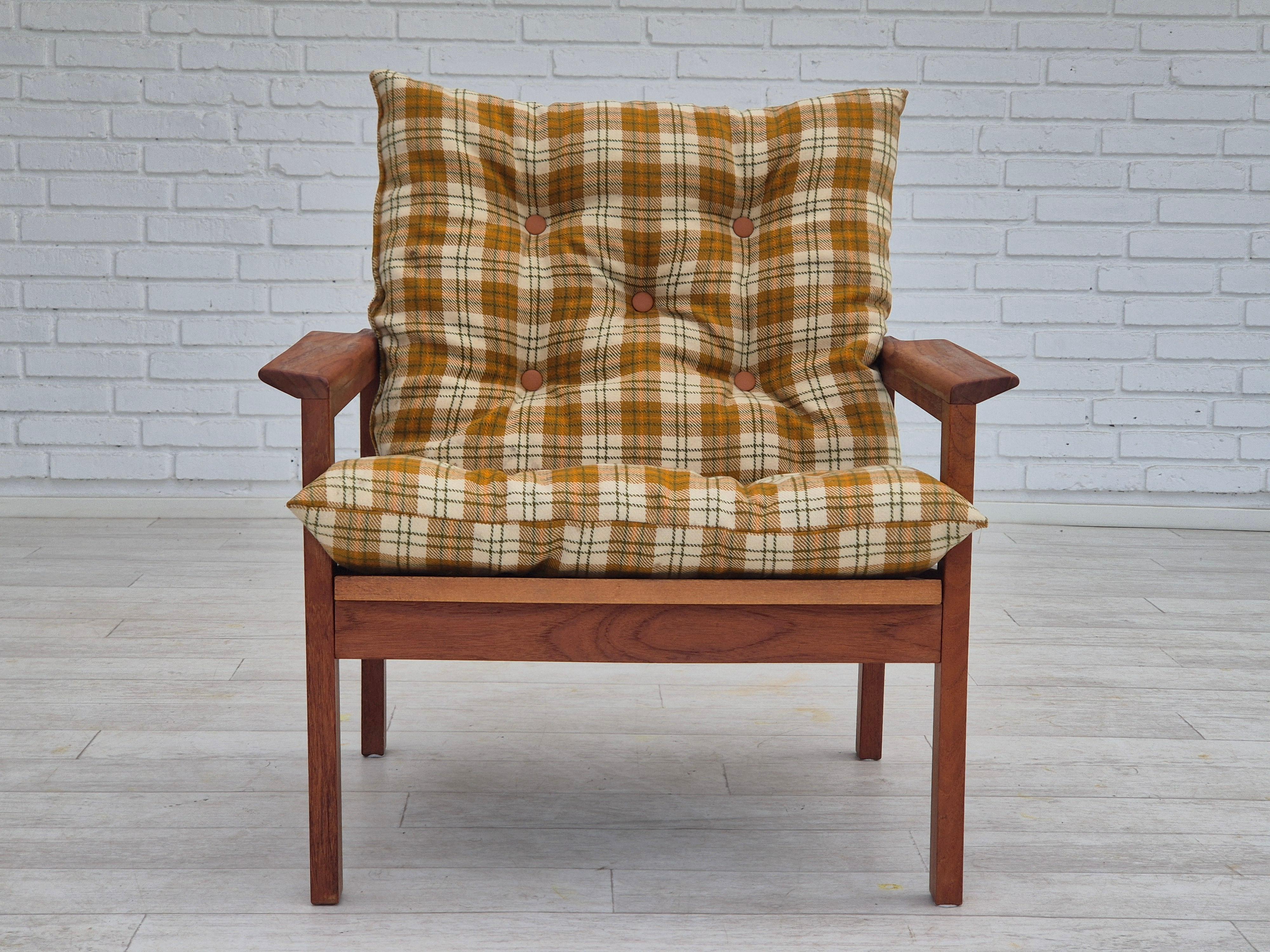 Laine Fauteuil de salon danois des années 1970, état d'origine, tissu de laine de meuble, bois de teck en vente