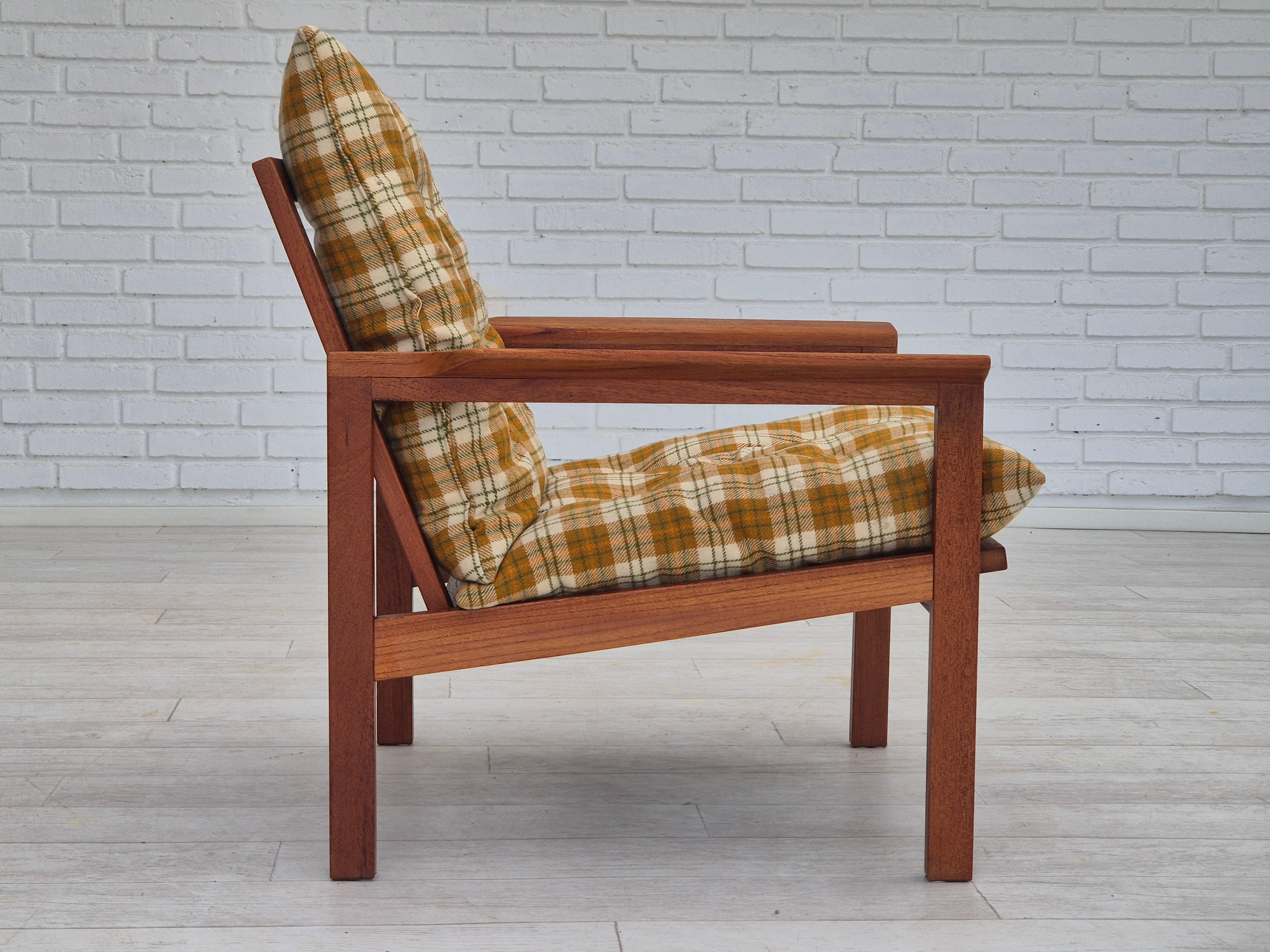 Fauteuil de salon danois des années 1970, état d'origine, tissu de laine de meuble, bois de teck en vente 1