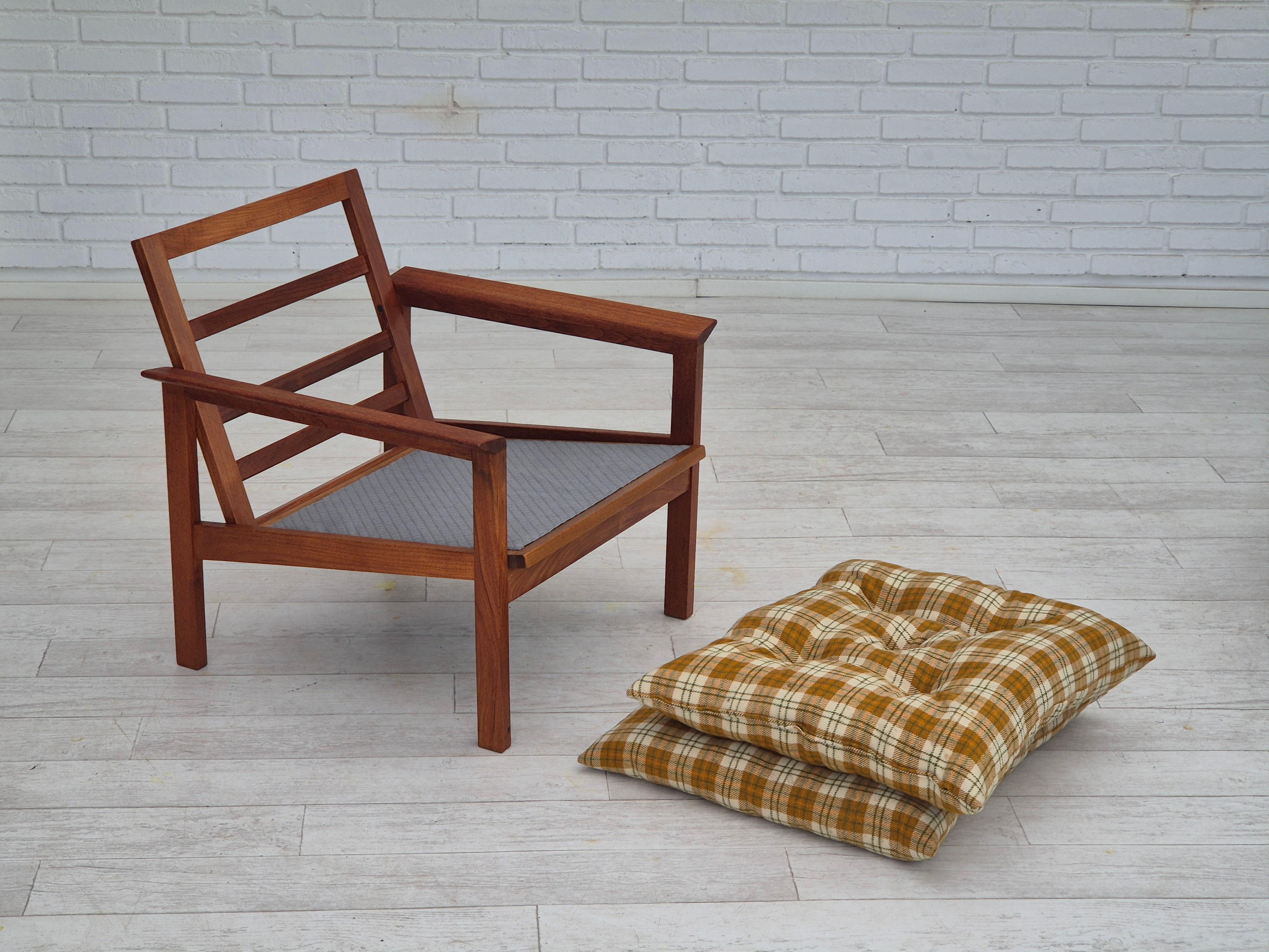 Fauteuil de salon danois des années 1970, état d'origine, tissu de laine de meuble, bois de teck en vente 2