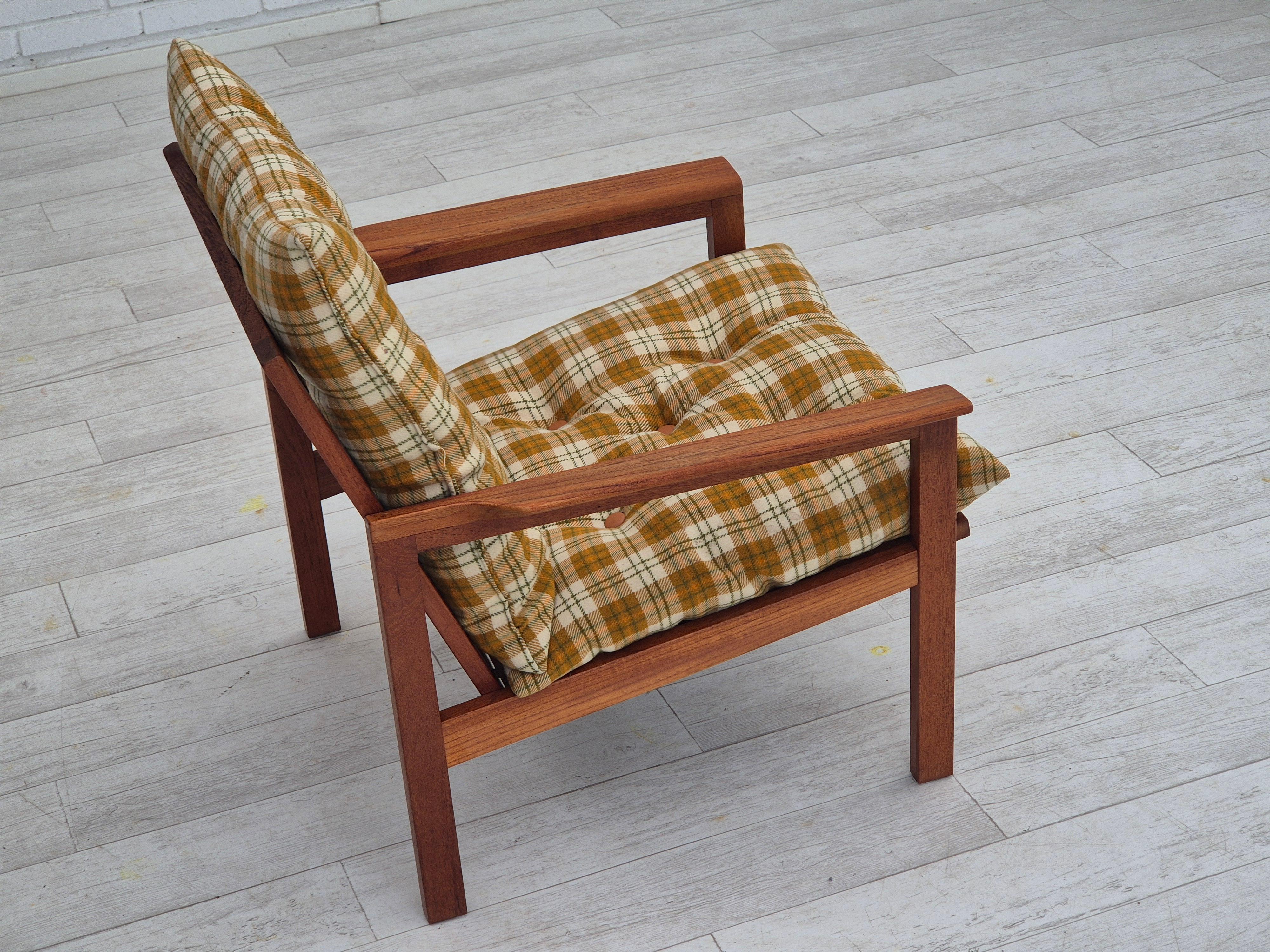 Fauteuil de salon danois des années 1970, état d'origine, tissu de laine de meuble, bois de teck en vente 2