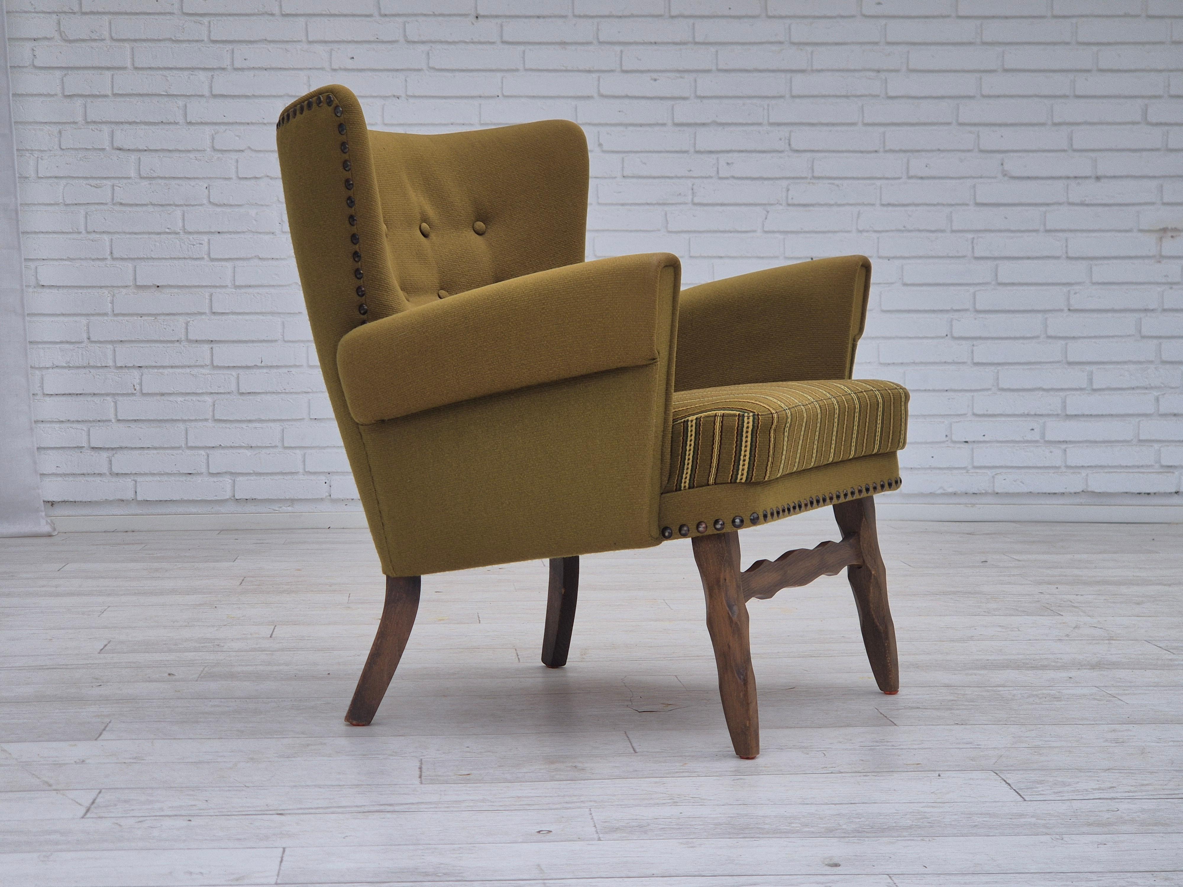 Anni '1970, sedia da salotto danese. Mobili originali in lana verde, legno di quercia. Condizioni originali molto buone: nessun odore, nessuna macchia e struttura stabile. Prodotto da un produttore di mobili danese negli anni 1970-75 circa. Design