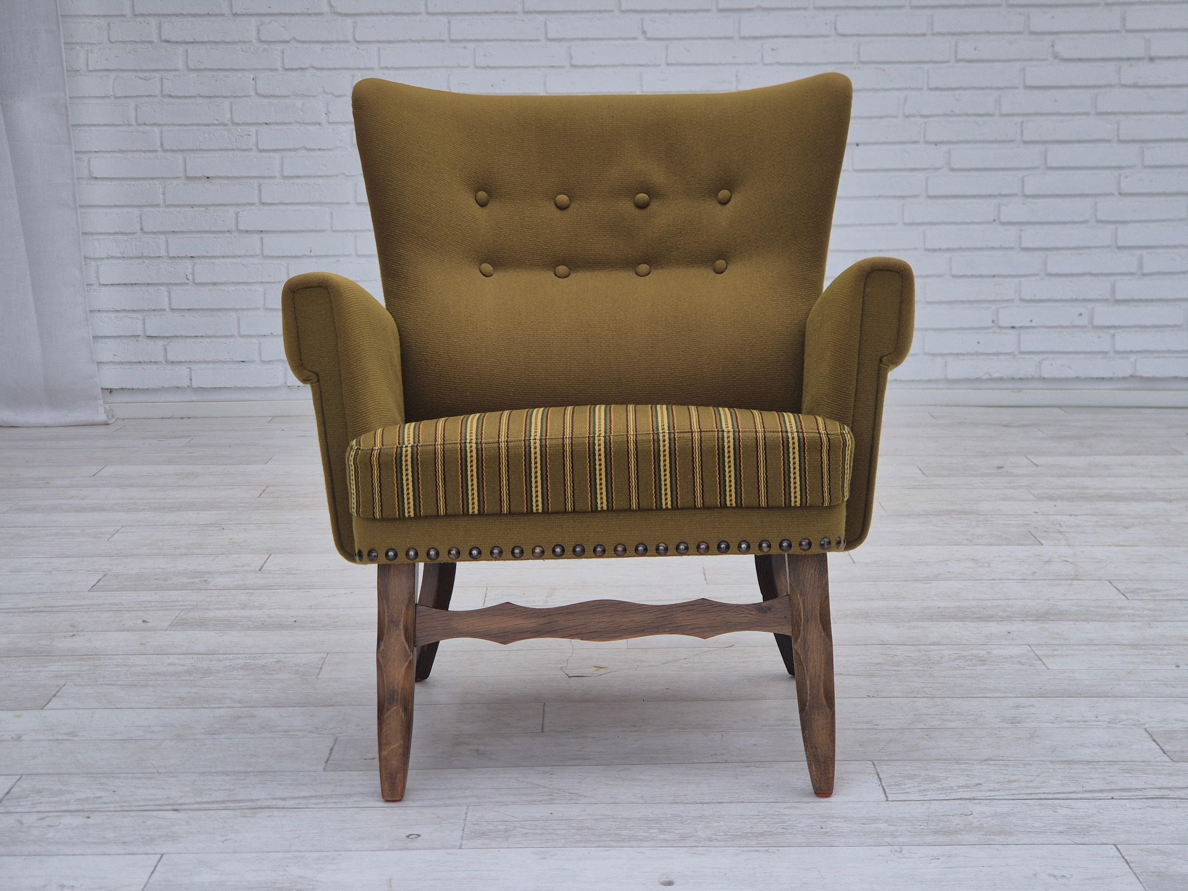 Scandinavo moderno Anni '70, poltrona lounge danese, lana verde originale, legno di Oak. in vendita