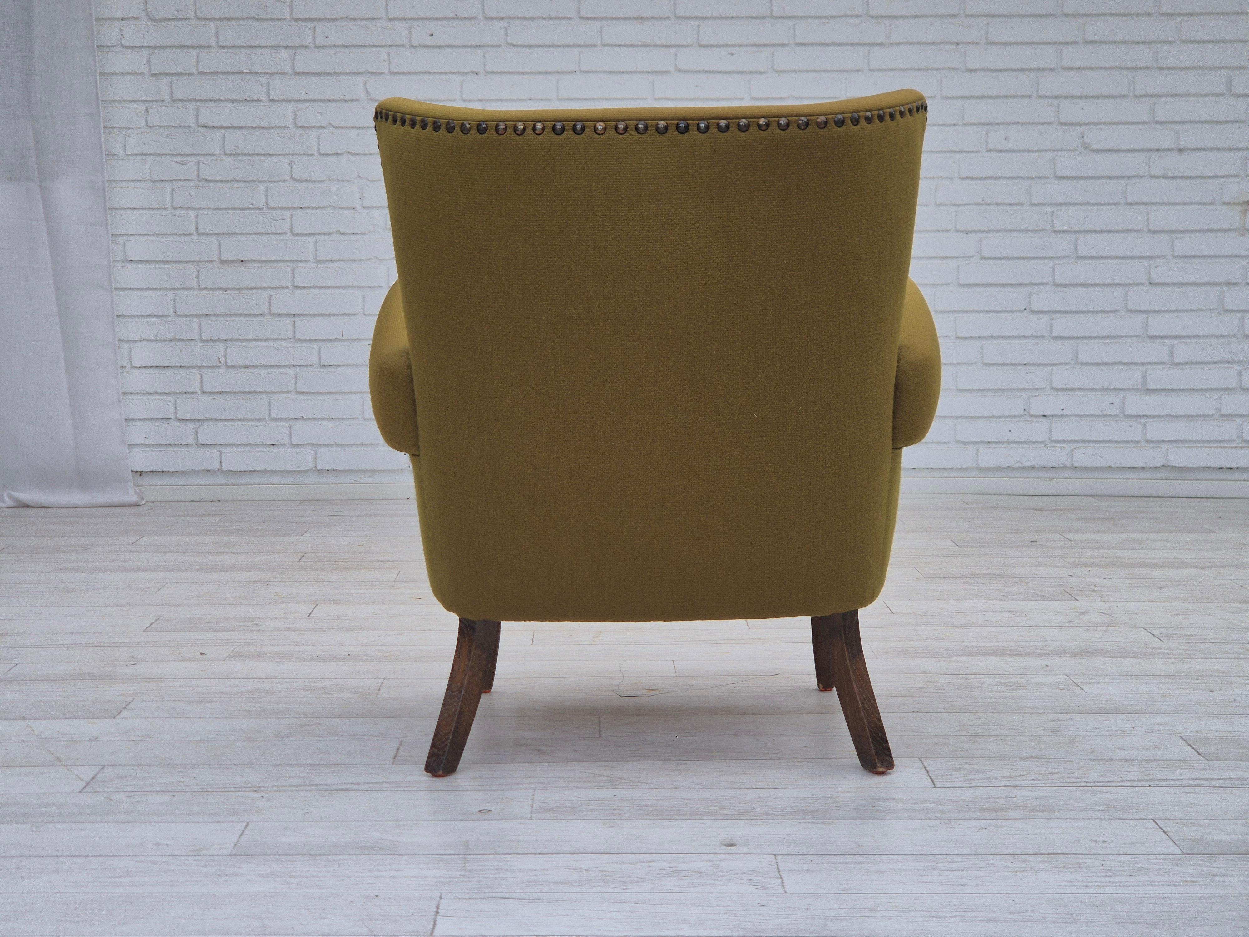 Anni '70, poltrona lounge danese, lana verde originale, legno di Oak. In condizioni buone in vendita a Tarm, 82