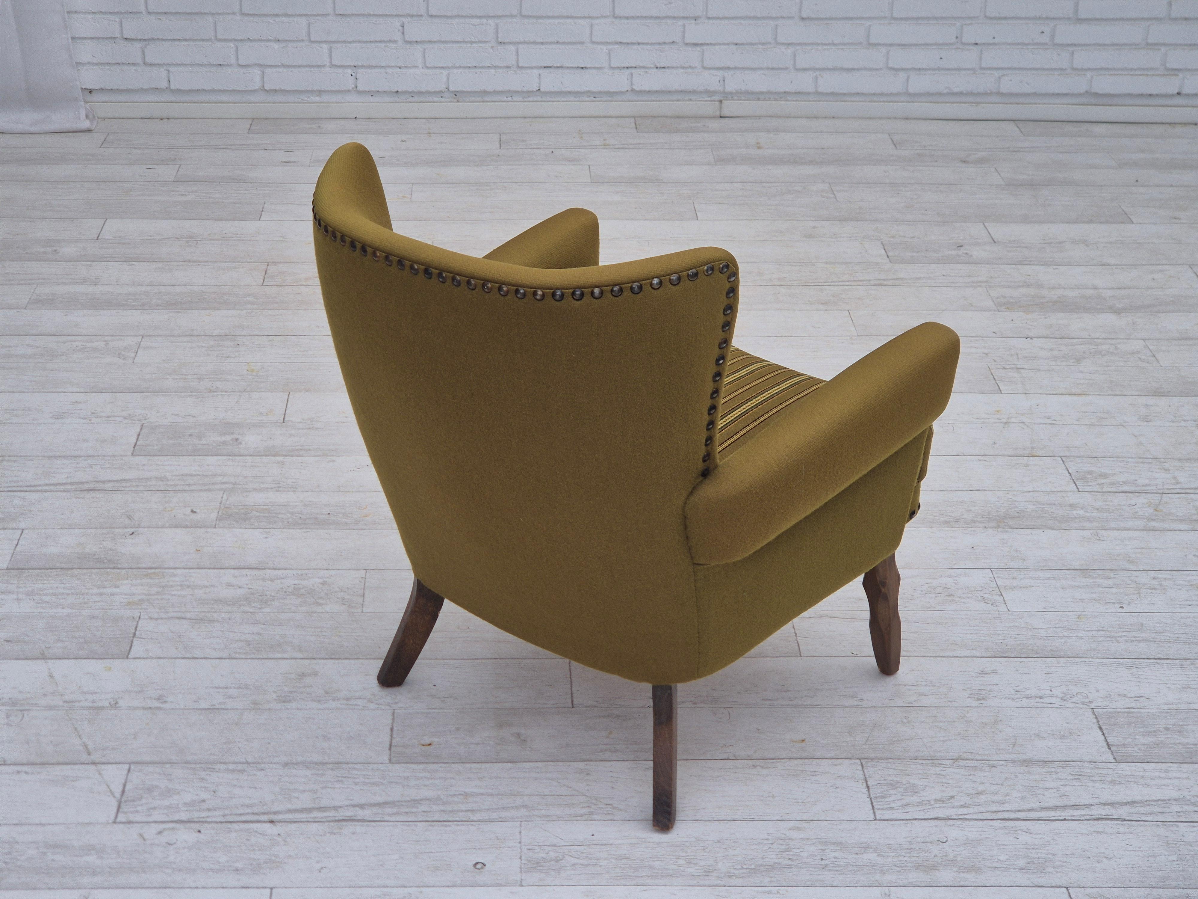 Metà XX secolo Anni '70, poltrona lounge danese, lana verde originale, legno di Oak. in vendita