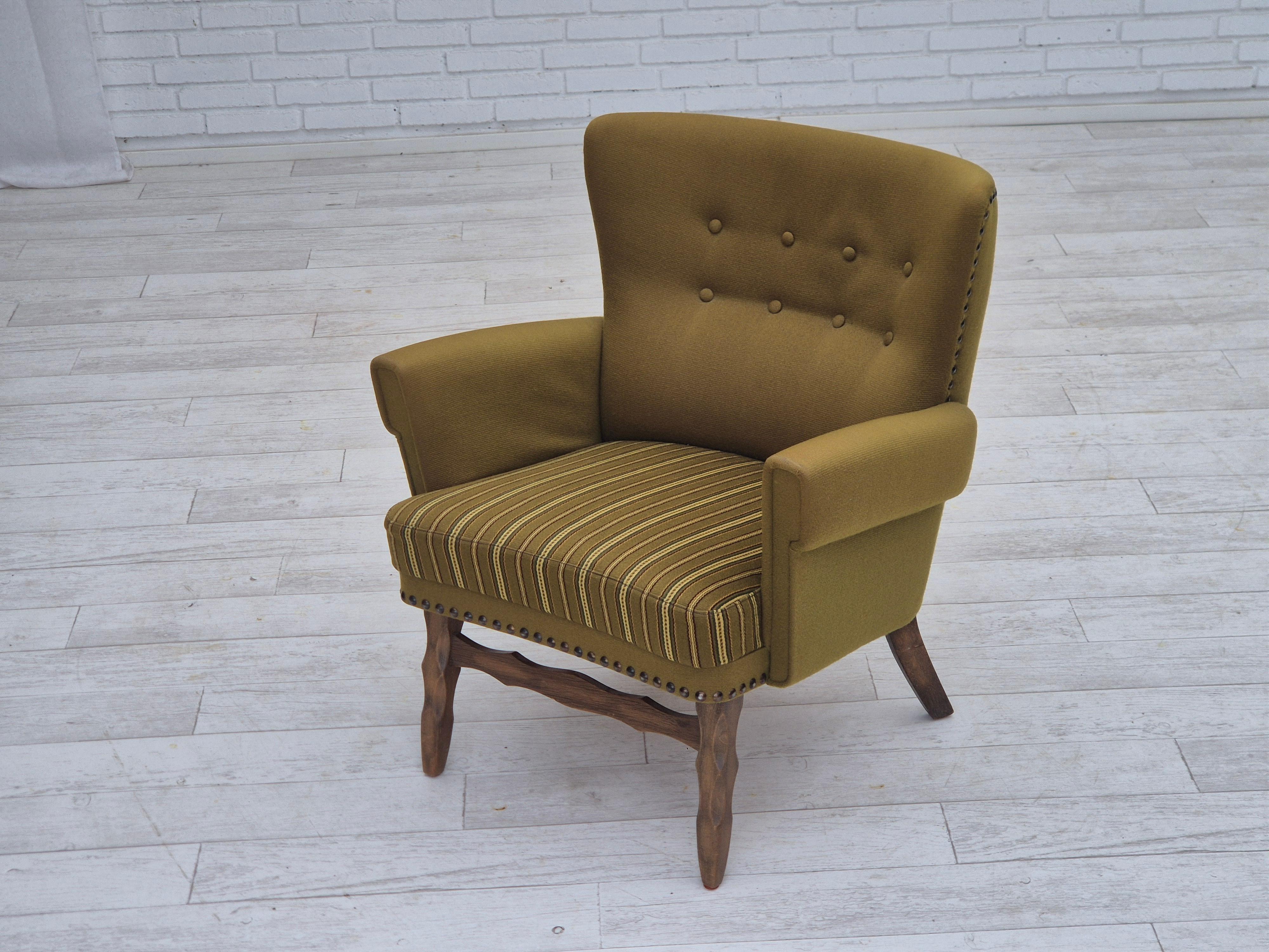 Anni '70, poltrona lounge danese, lana verde originale, legno di Oak. in vendita 1