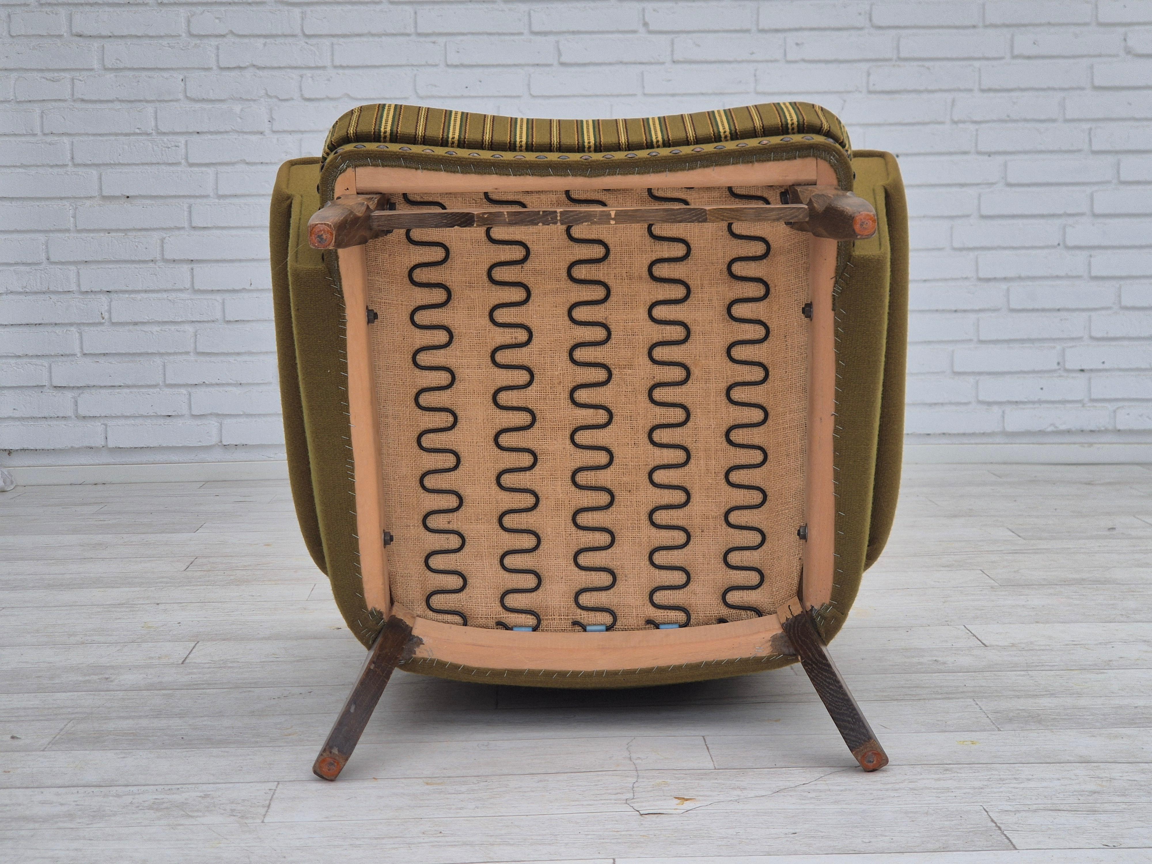 Anni '70, poltrona lounge danese, lana verde originale, legno di Oak. in vendita 2