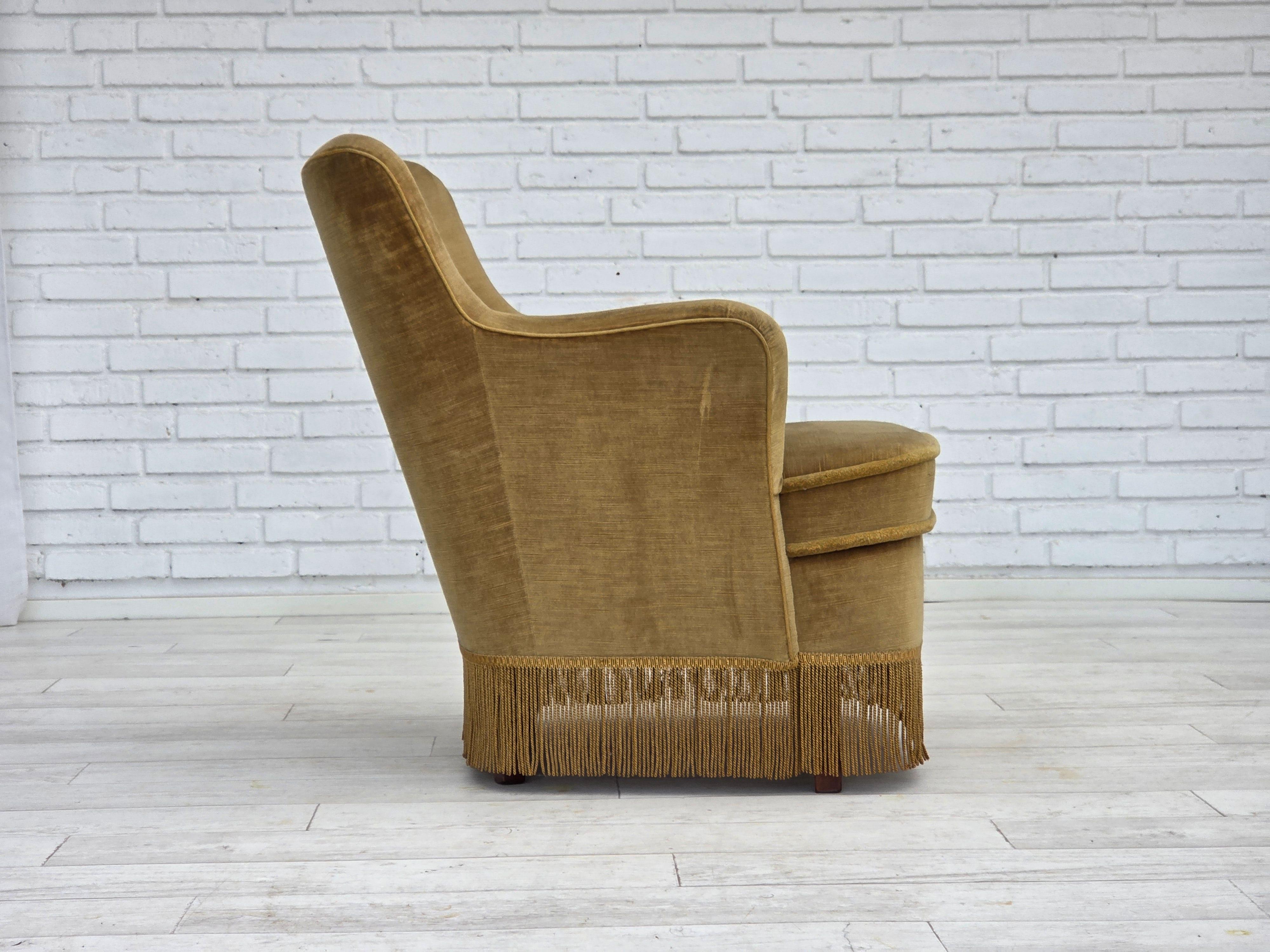 1970, chaise longue danoise, velours de meuble original vert clair, bois de hêtre. en vente 3