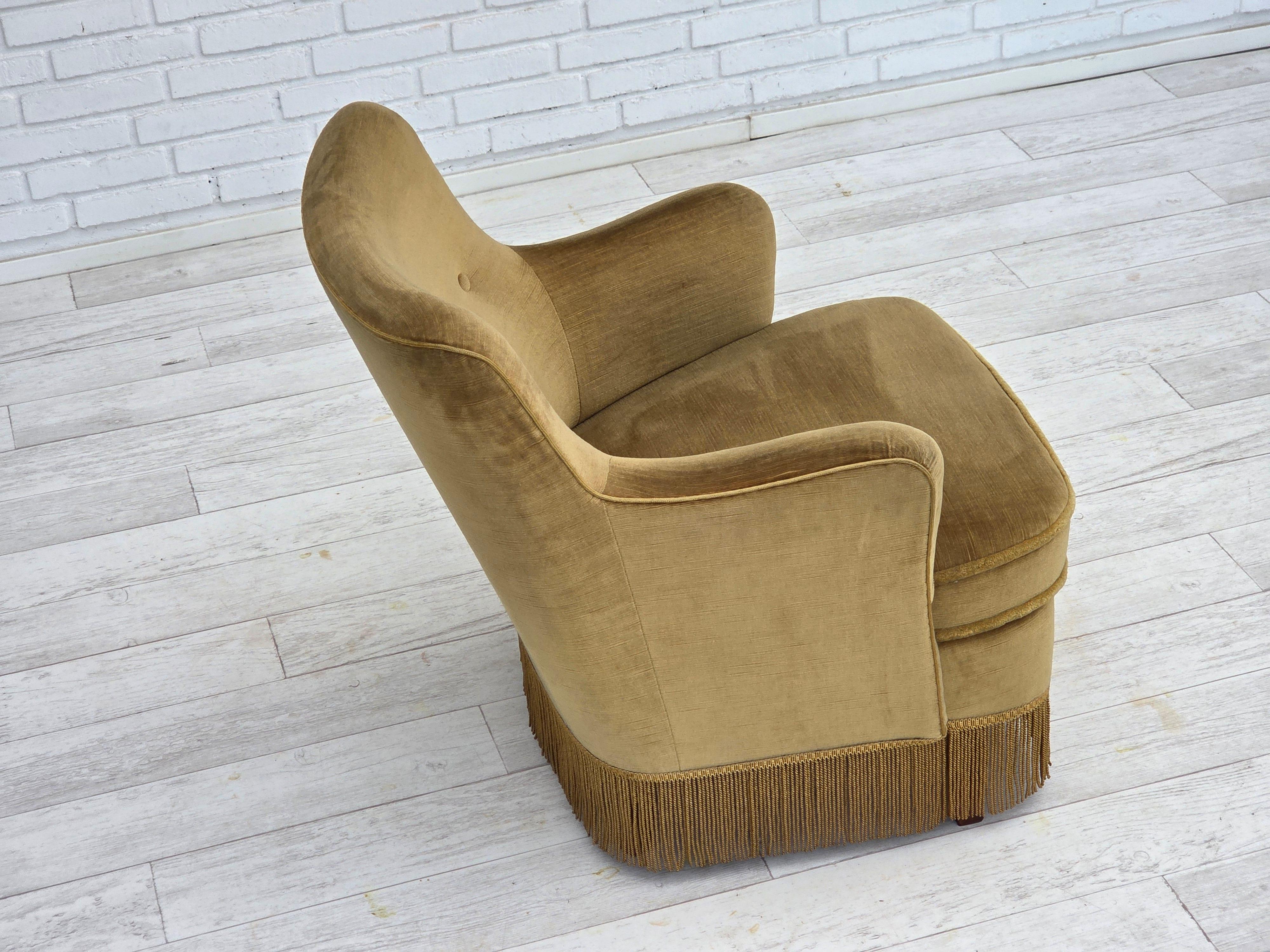 1970, chaise longue danoise, velours de meuble original vert clair, bois de hêtre. en vente 4
