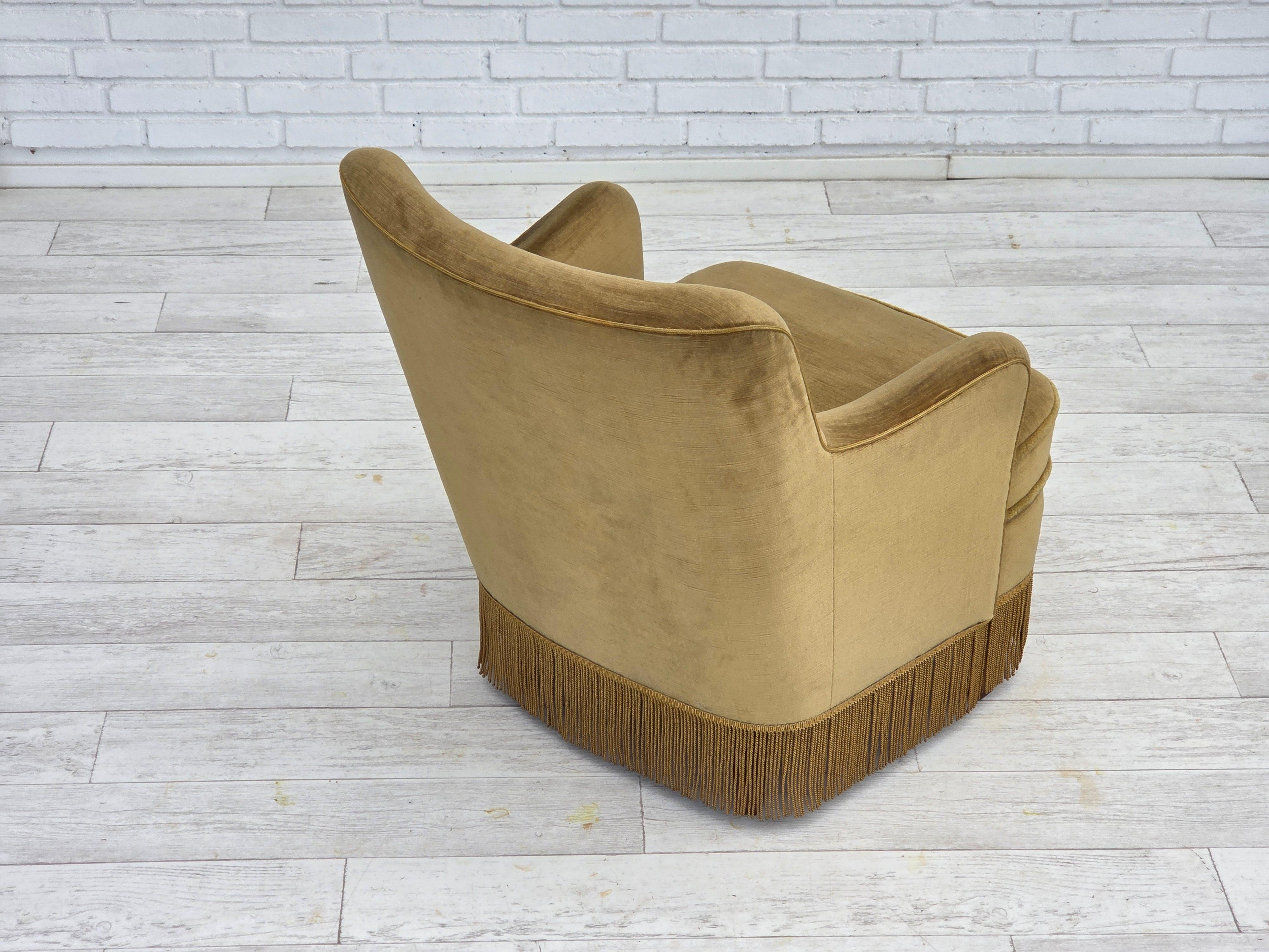 1970, chaise longue danoise, velours de meuble original vert clair, bois de hêtre. en vente 5
