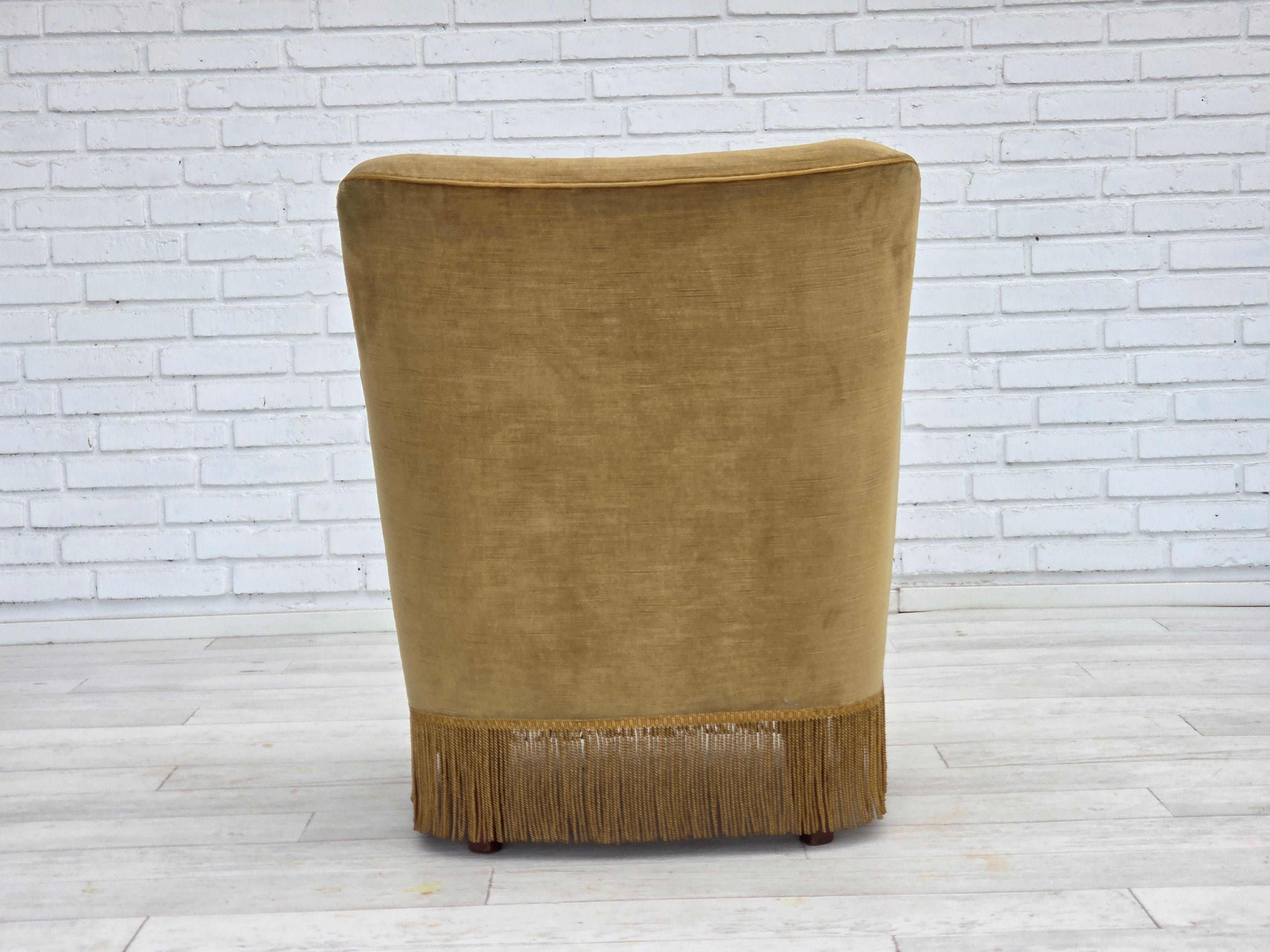 1970, chaise longue danoise, velours de meuble original vert clair, bois de hêtre. en vente 6