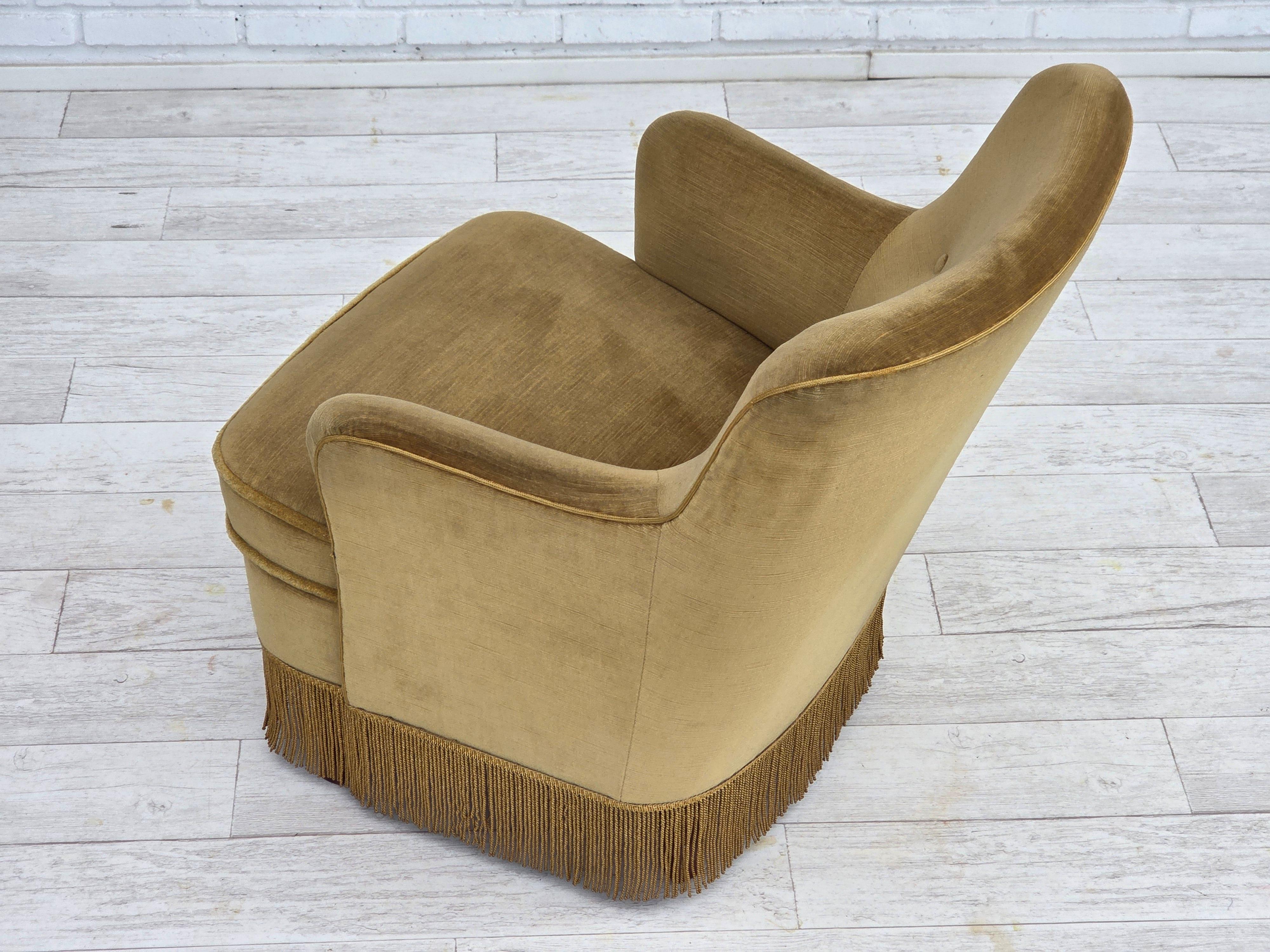 1970, chaise longue danoise, velours de meuble original vert clair, bois de hêtre. en vente 7