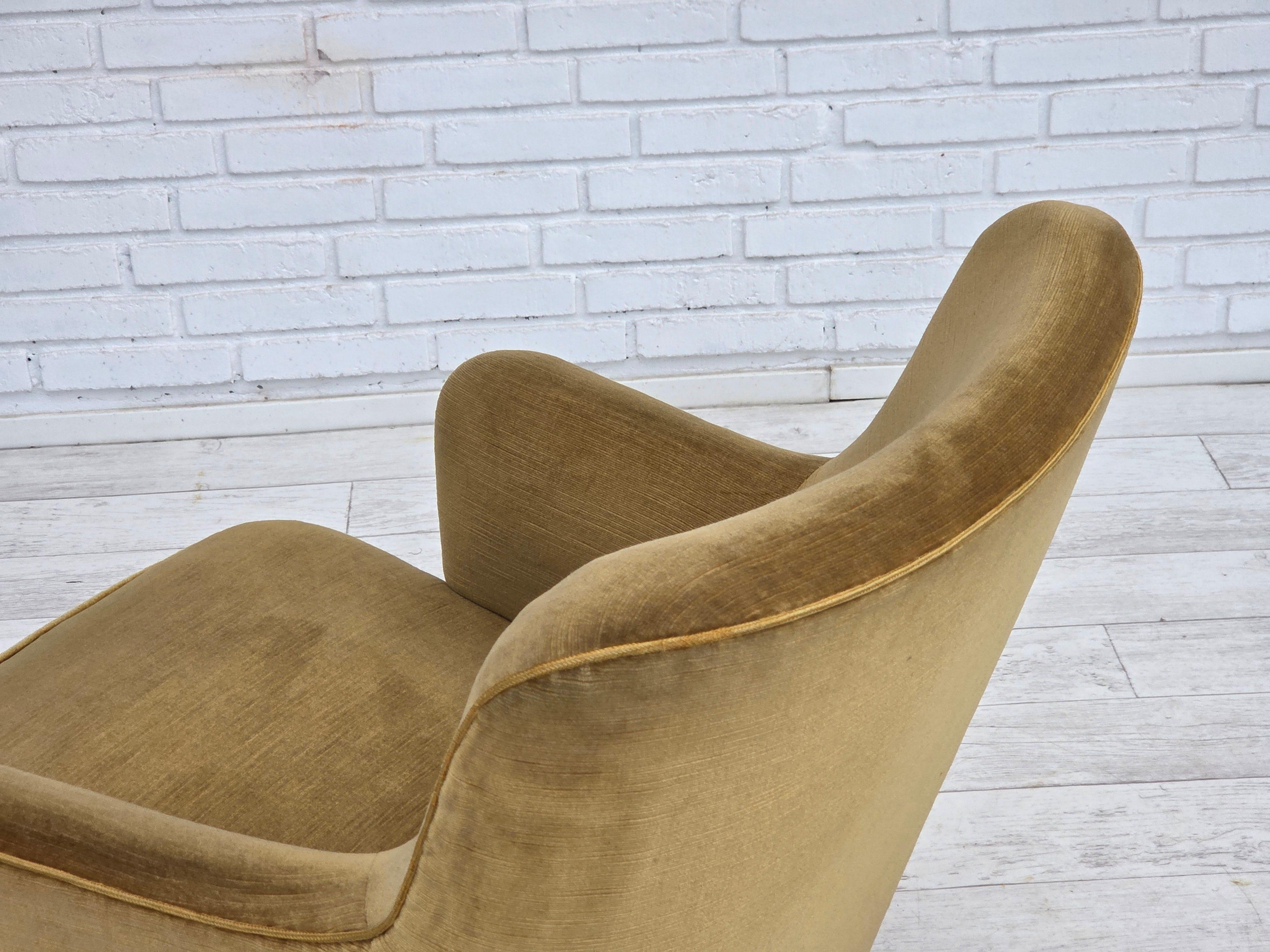 1970, chaise longue danoise, velours de meuble original vert clair, bois de hêtre. en vente 8