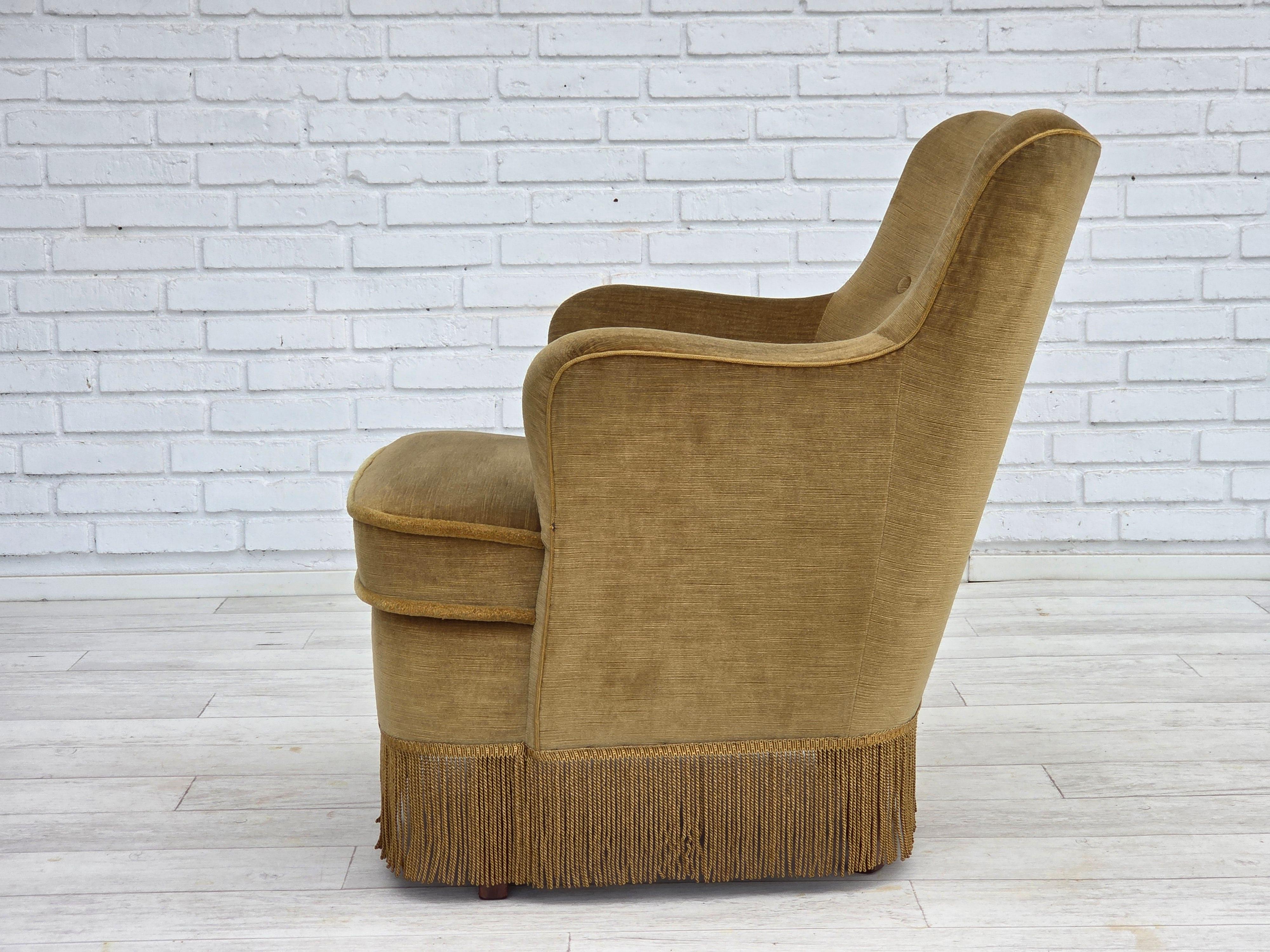 1970, chaise longue danoise, velours de meuble original vert clair, bois de hêtre. en vente 9