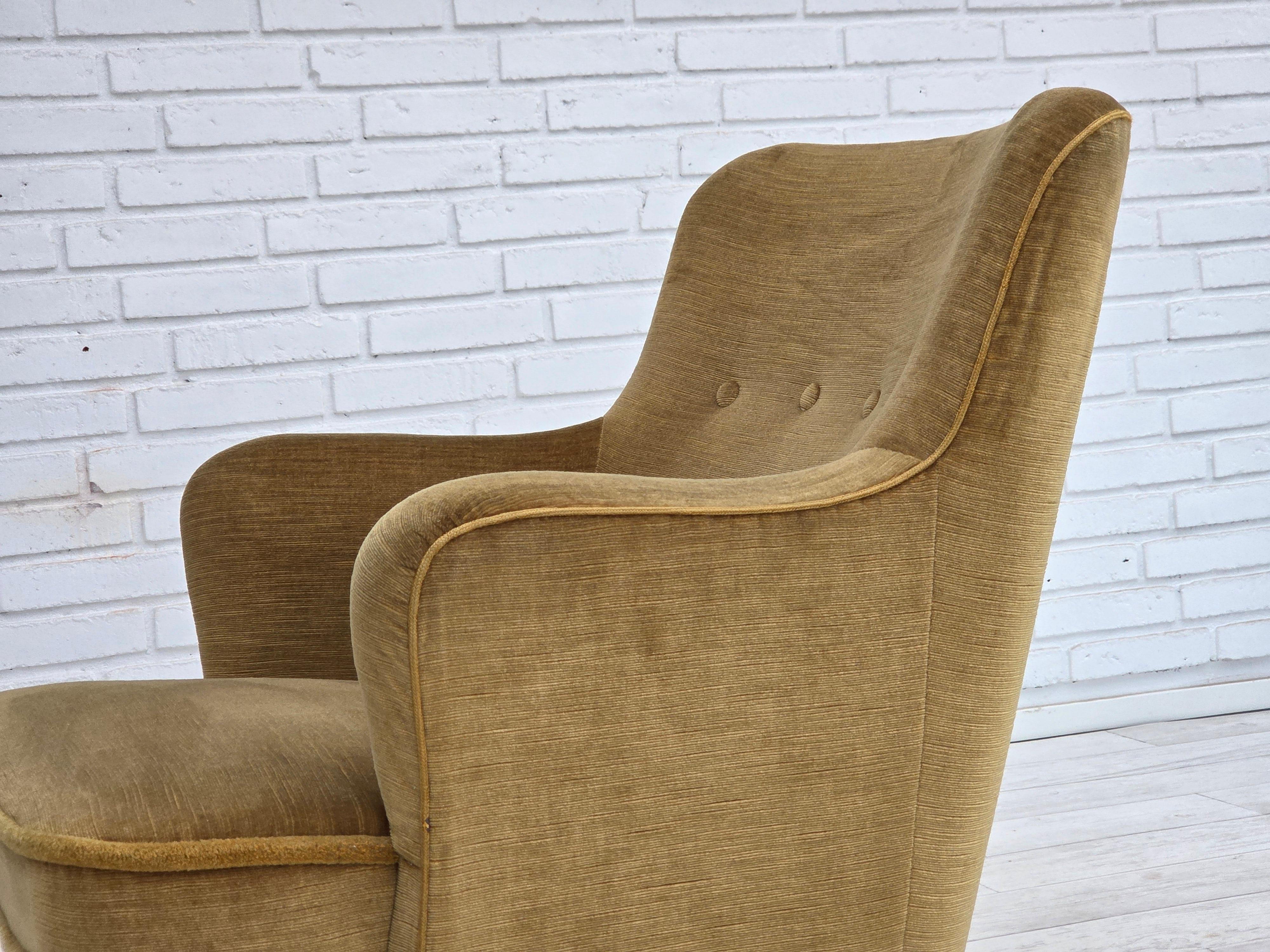 1970, chaise longue danoise, velours de meuble original vert clair, bois de hêtre. en vente 10