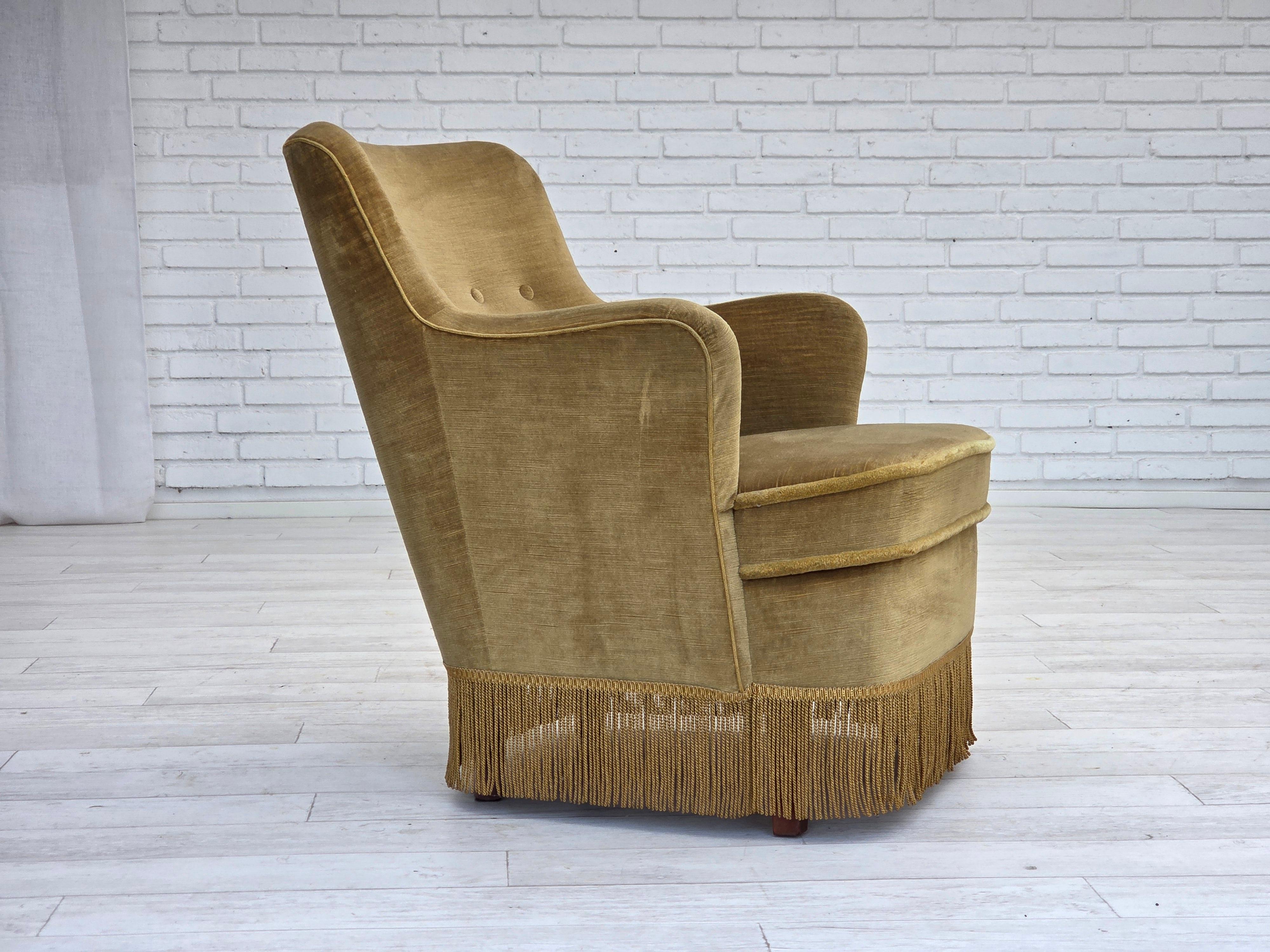 Velours 1970, chaise longue danoise, velours de meuble original vert clair, bois de hêtre. en vente