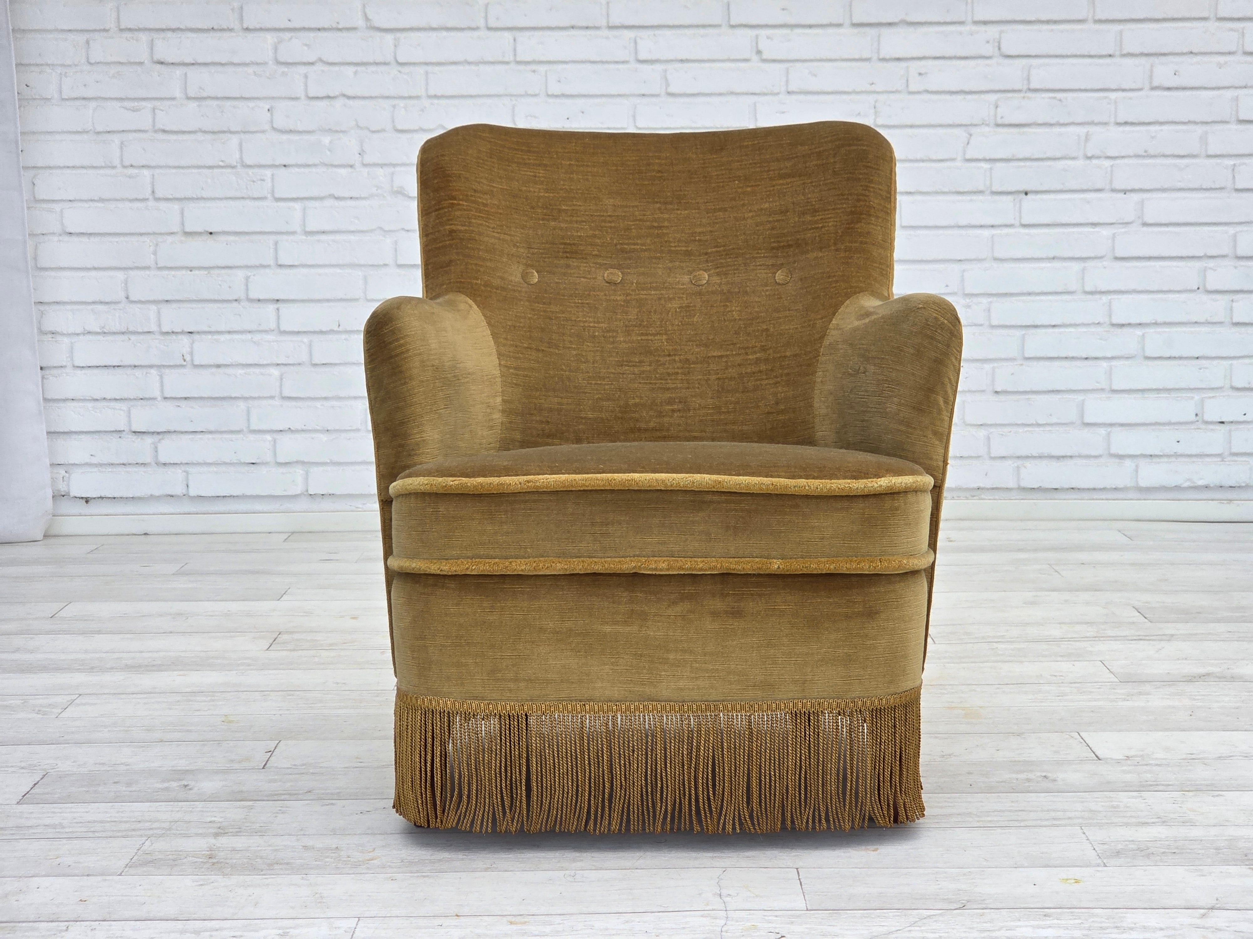 1970, chaise longue danoise, velours de meuble original vert clair, bois de hêtre. en vente 1
