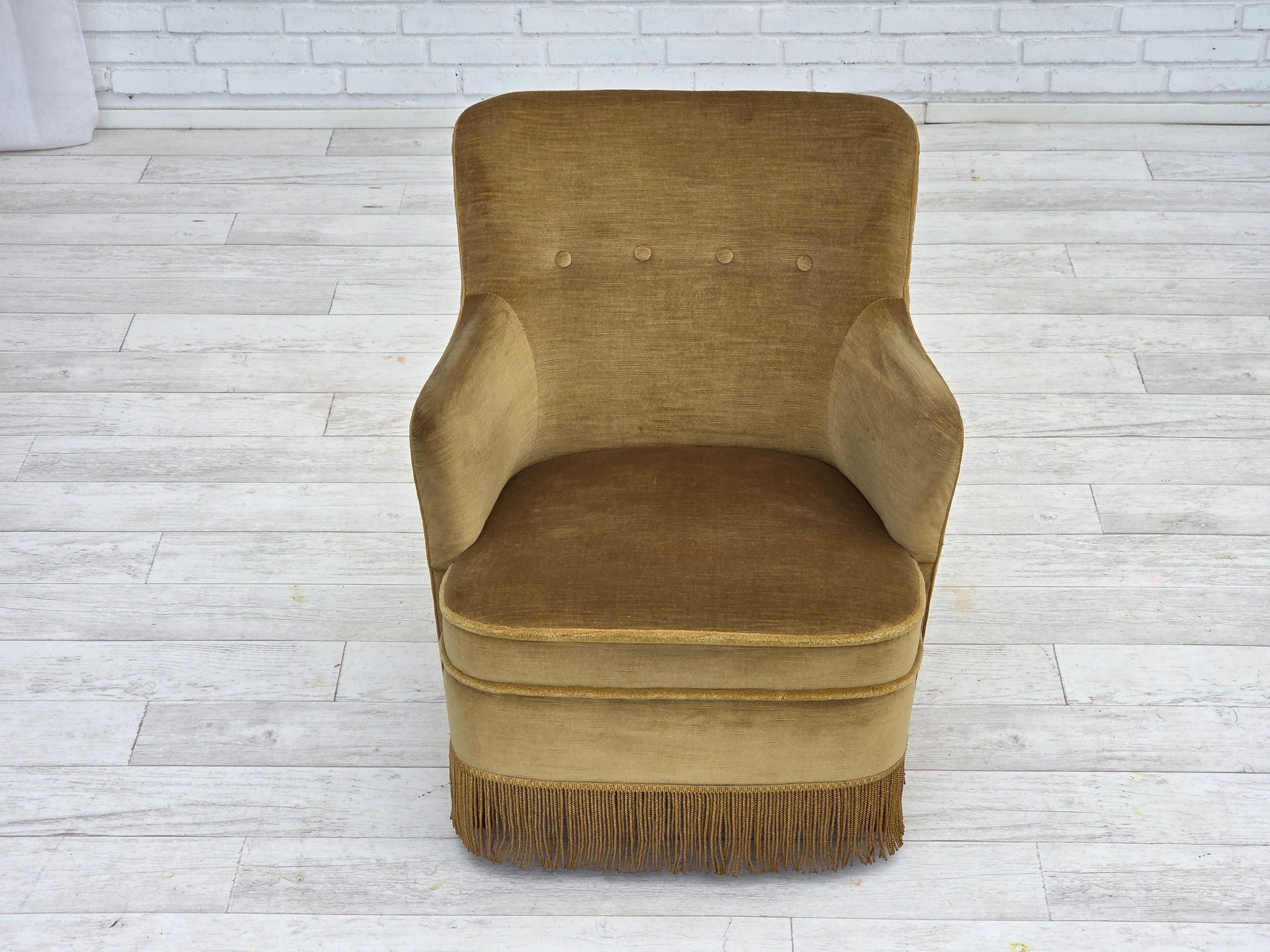 1970, chaise longue danoise, velours de meuble original vert clair, bois de hêtre. en vente 2