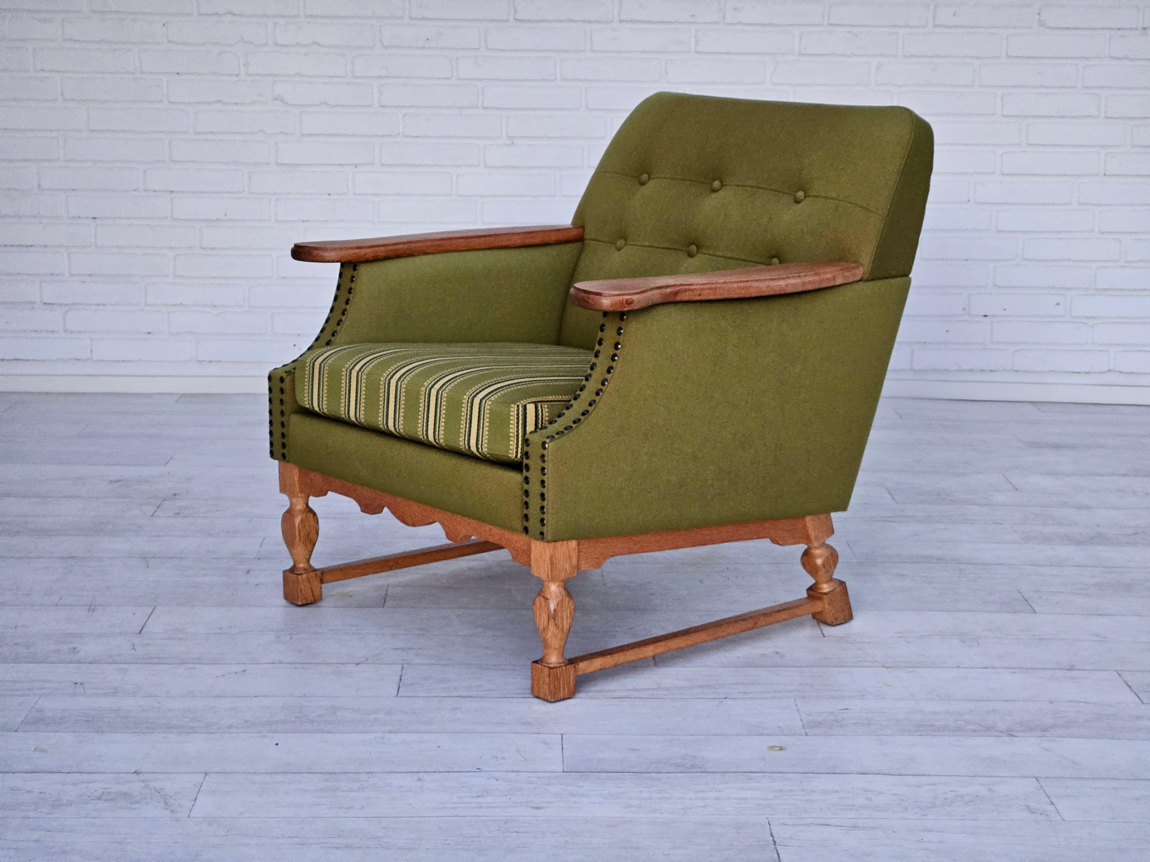 1970s, Danish lounge chair, wool, oak, original very good condition. For Sale 11
