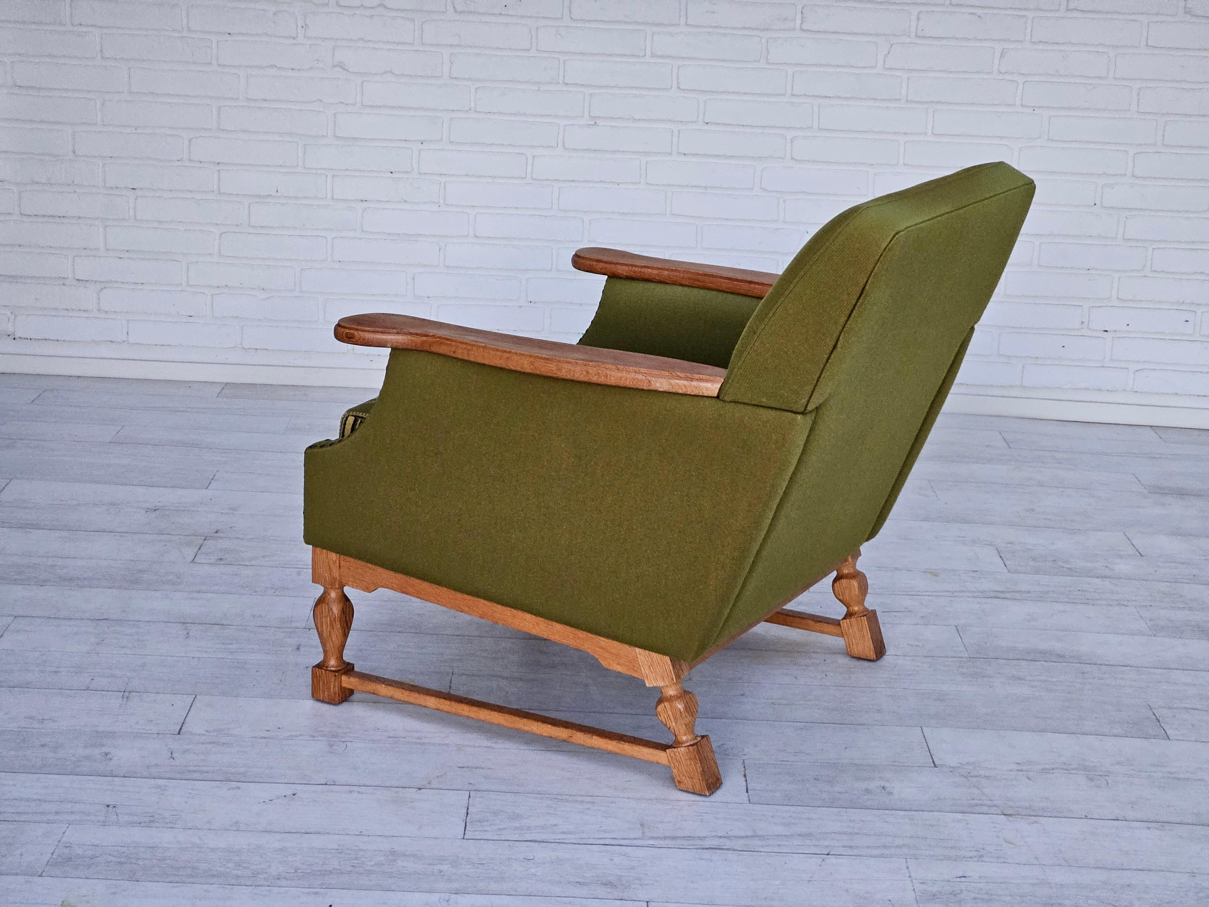 1970s, Danish lounge chair, wool, oak, original very good condition. For Sale 2