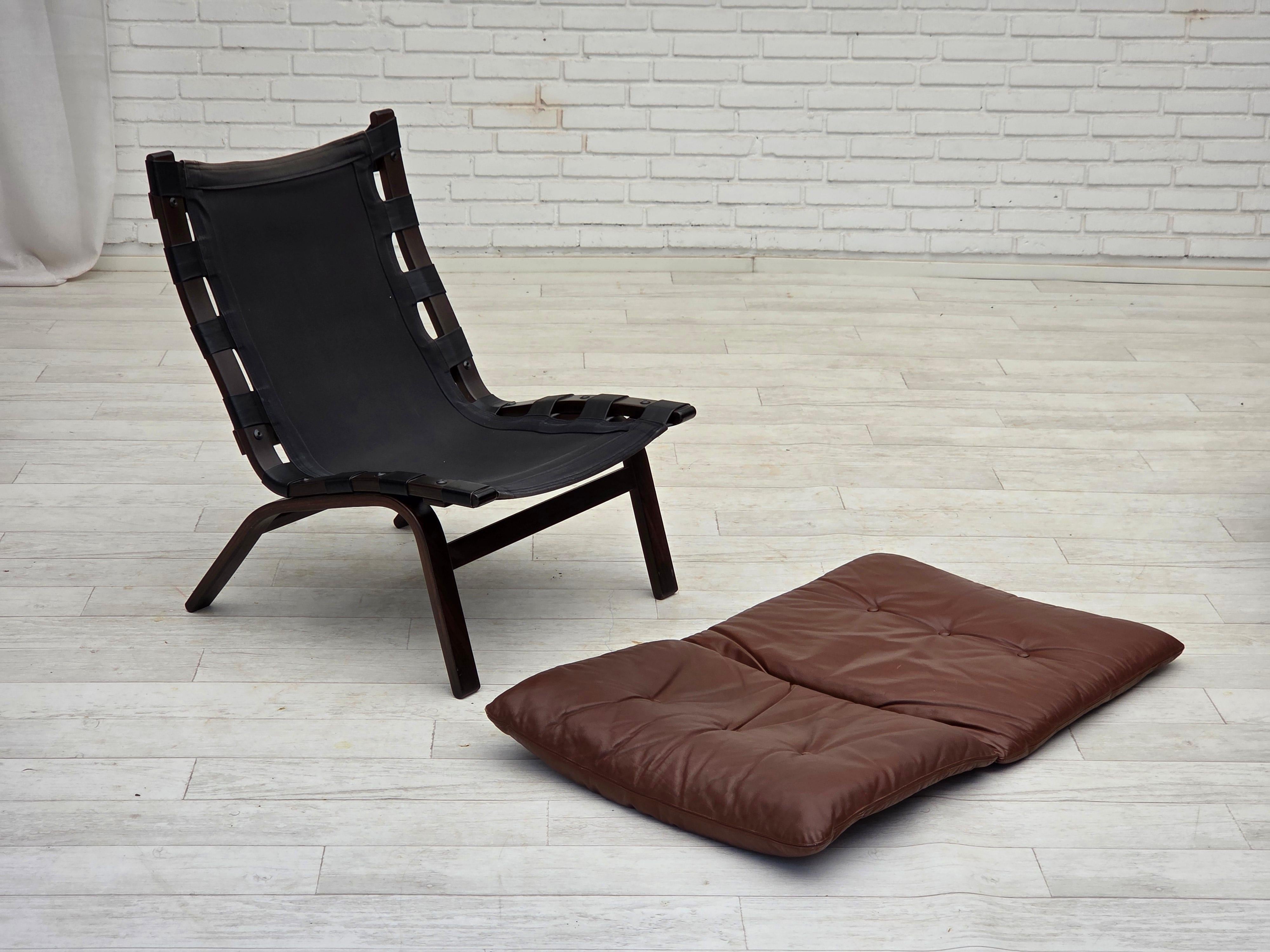 1970s, Danish loungechair by Farstrup, furniture leather, canvas, bent wood. In Good Condition For Sale In Tarm, 82