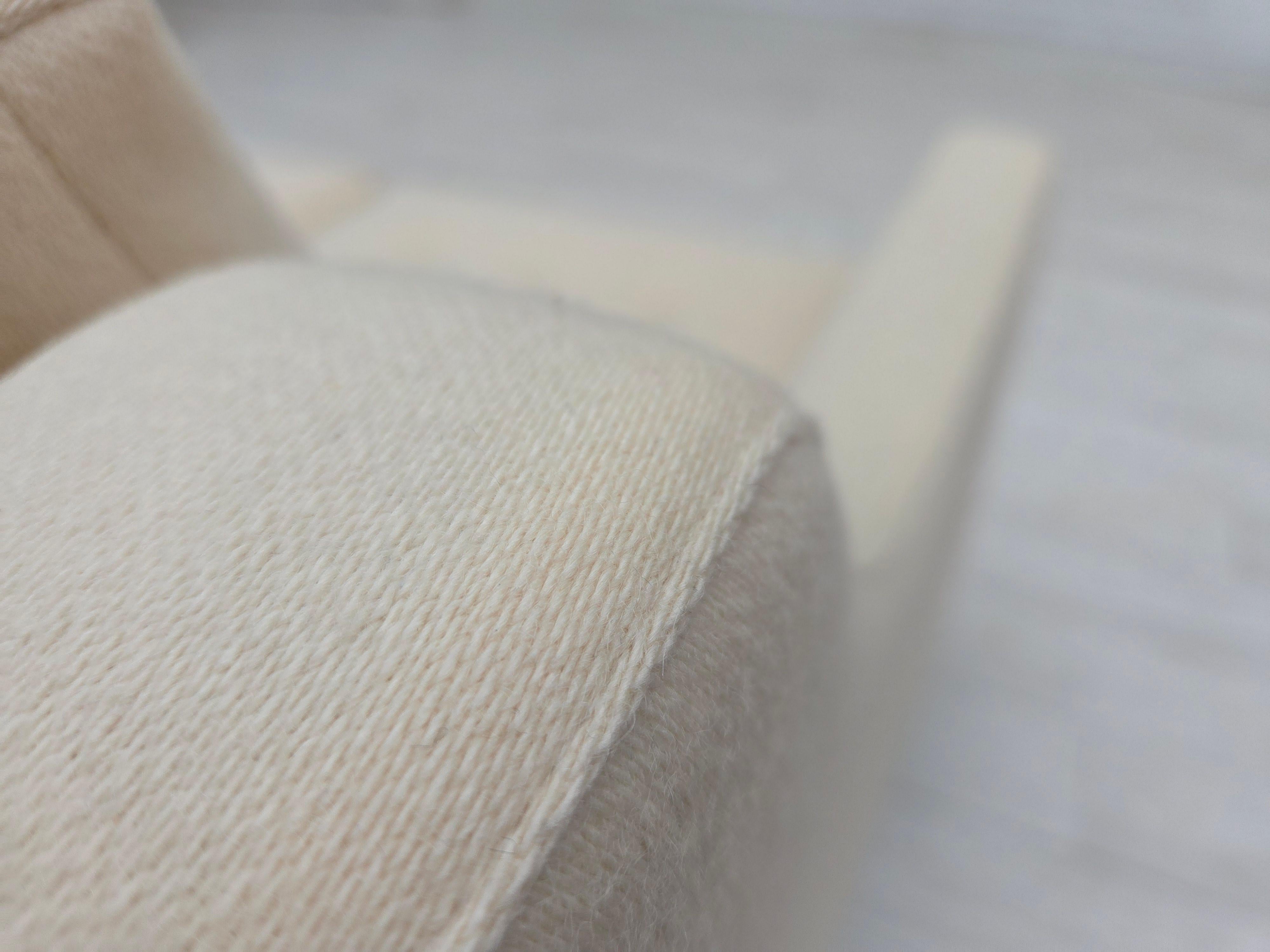 1970s, Danish loungechair, furniture wool, teak wood legs. For Sale 4