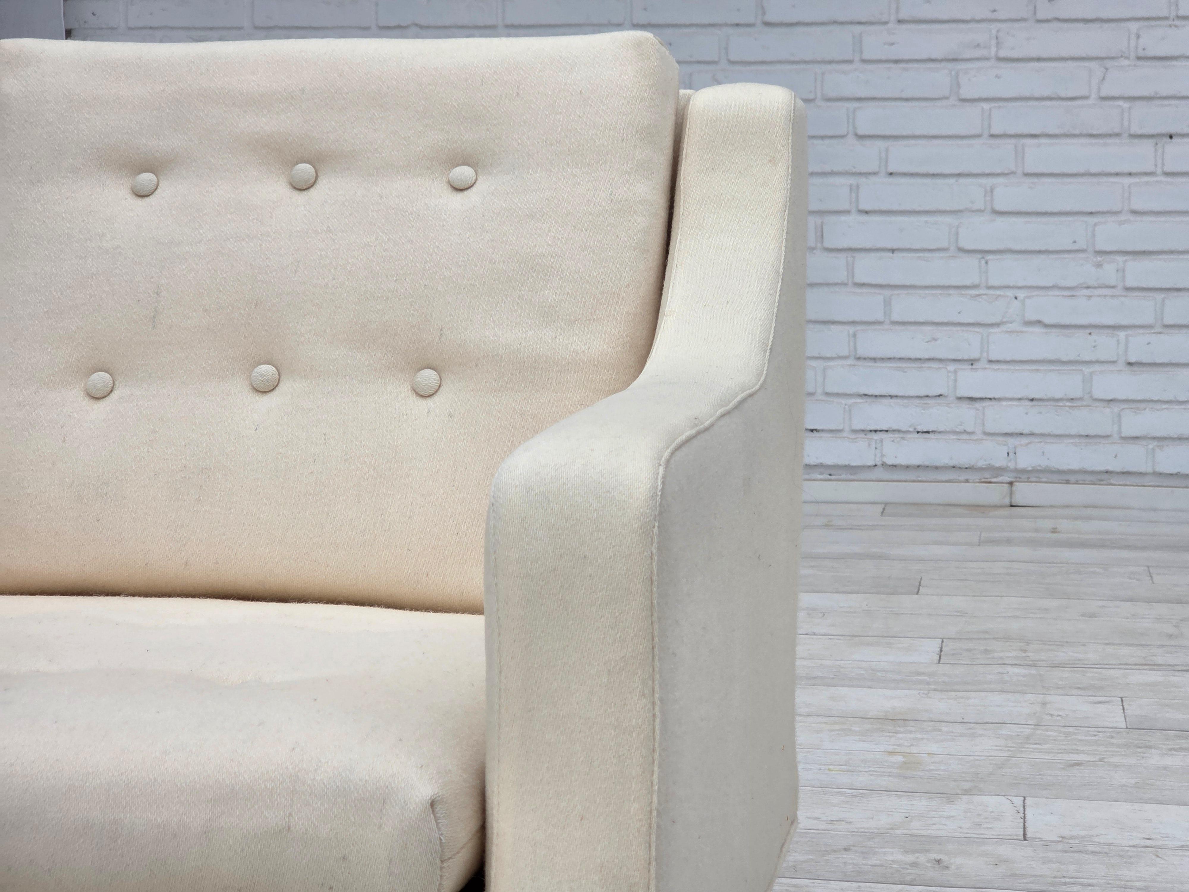 1970s, Danish loungechair, furniture wool, teak wood legs. For Sale 7
