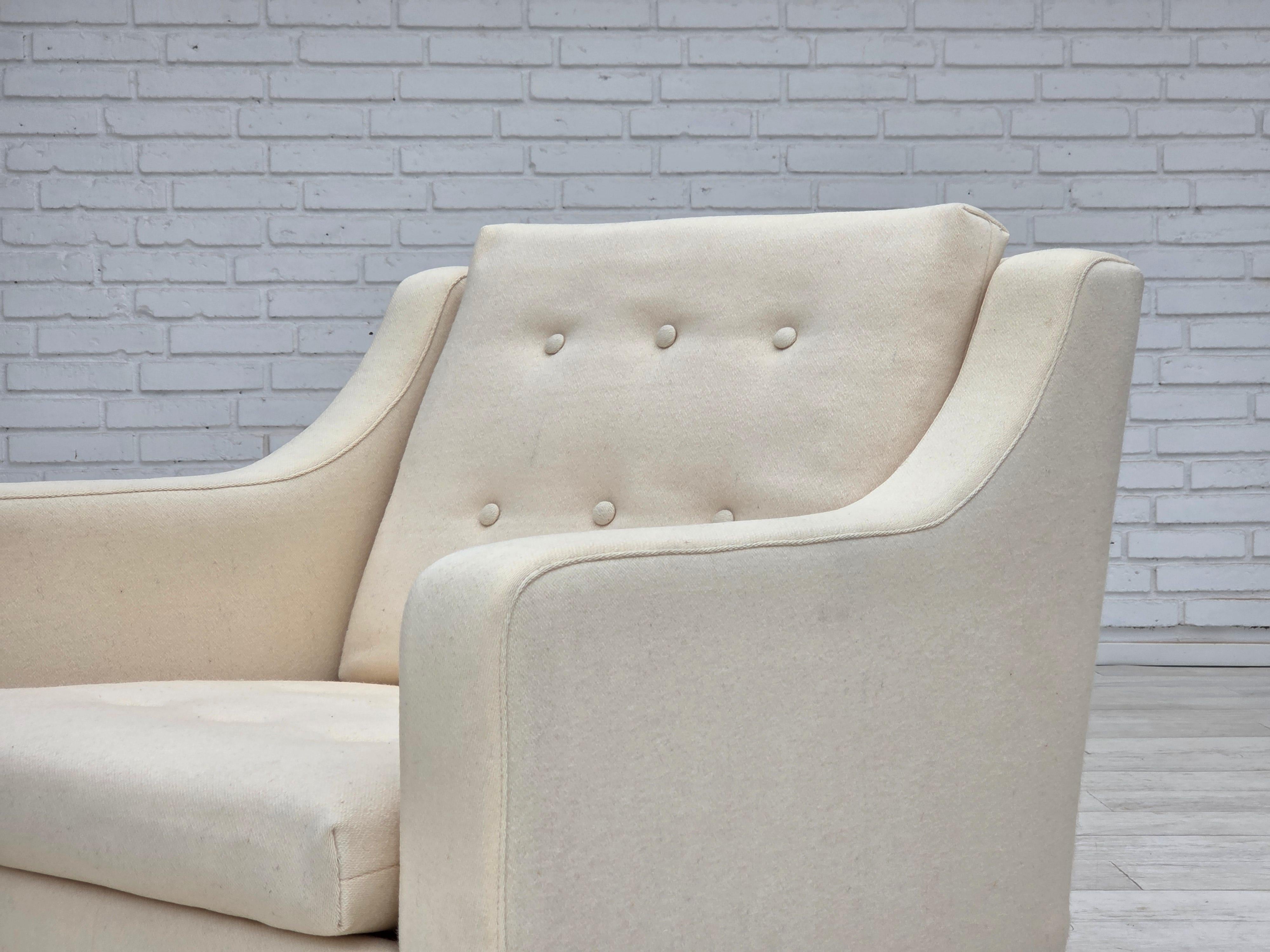 1970s, Danish loungechair, furniture wool, teak wood legs. For Sale 10