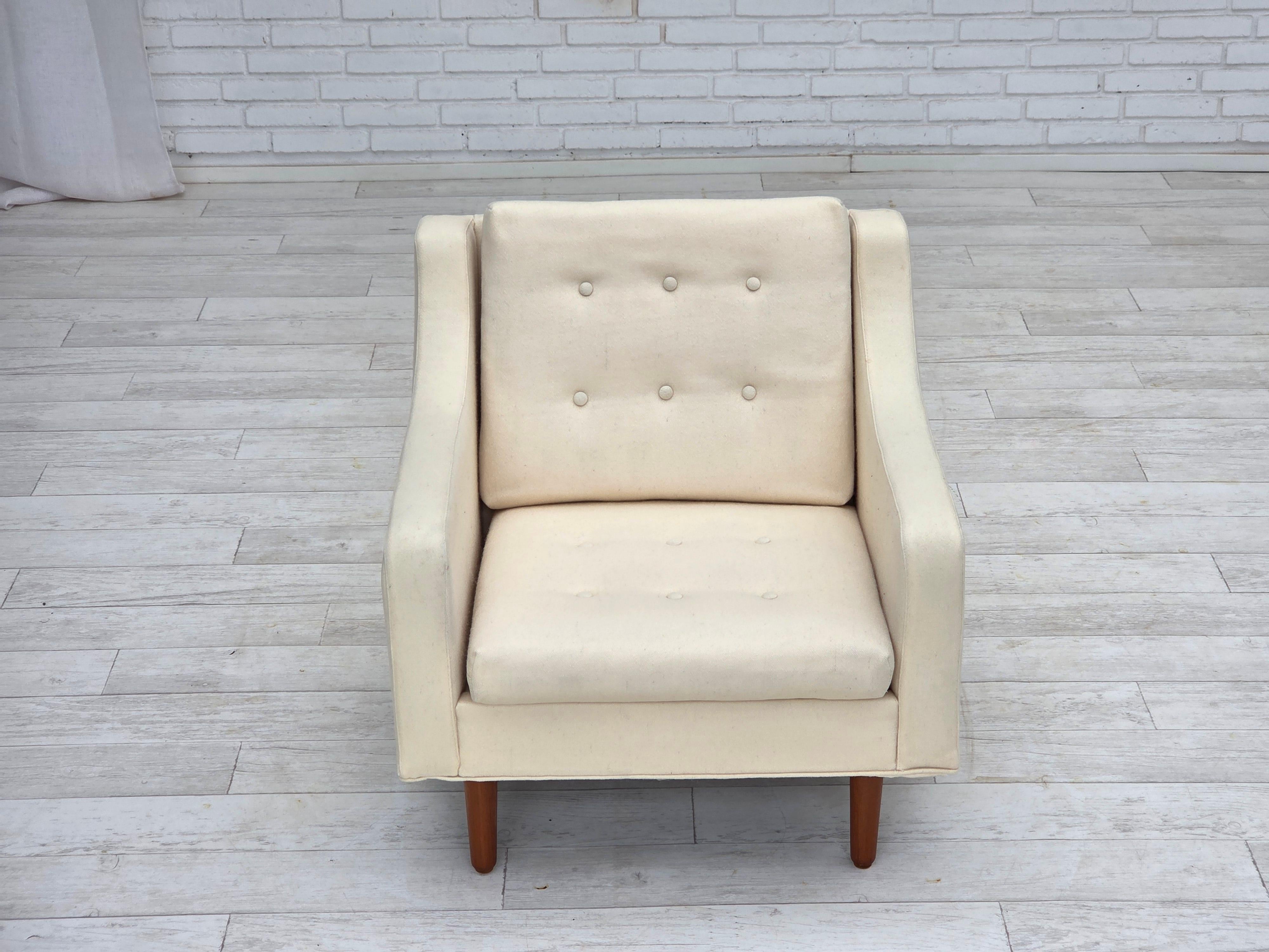 1970s, Danish loungechair, furniture wool, teak wood legs. In Good Condition For Sale In Tarm, 82