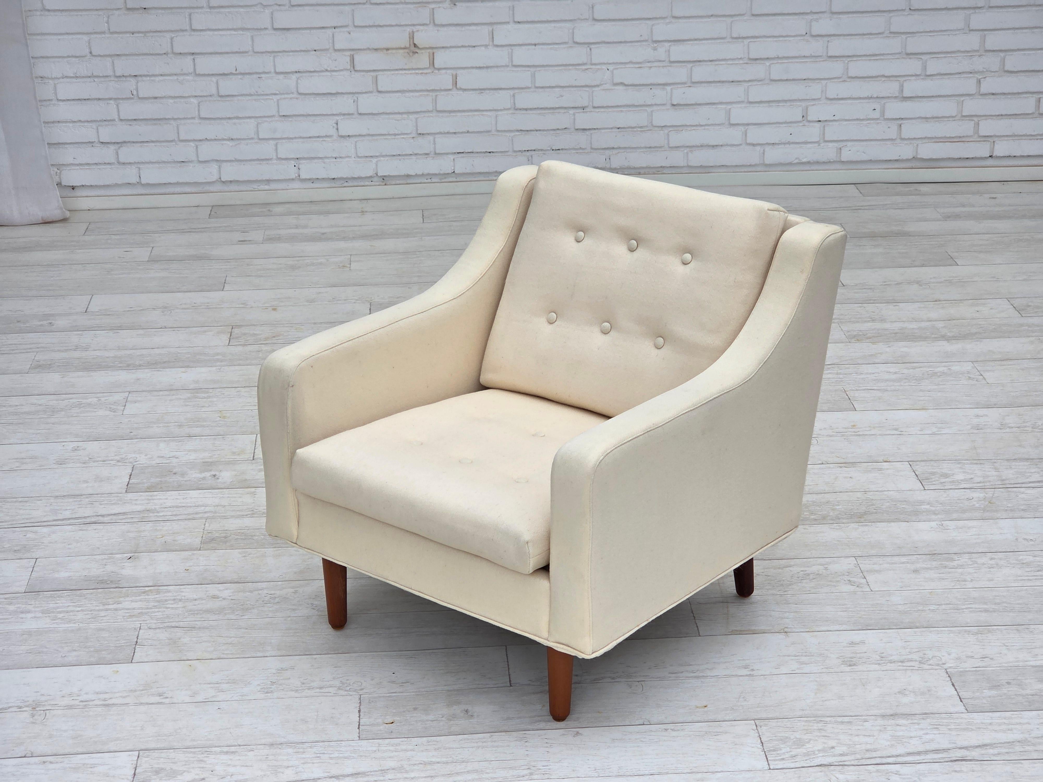 1970s, Danish loungechair, furniture wool, teak wood legs. For Sale 2