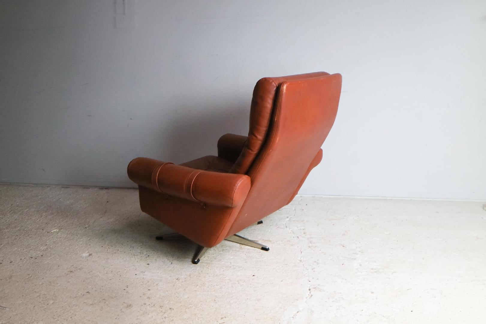 Mid-Century Modern 1970s Danish Midcentury Leather Swivel Armchair For Sale