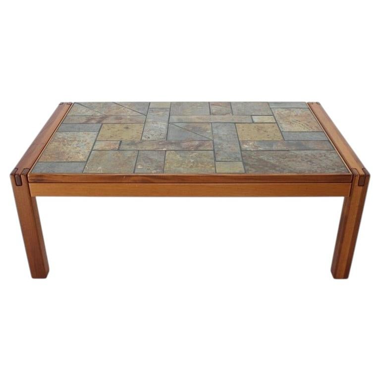 Mesa de centro moderna danesa de los años 70 de teca maciza con tablero de pizarra insertado
