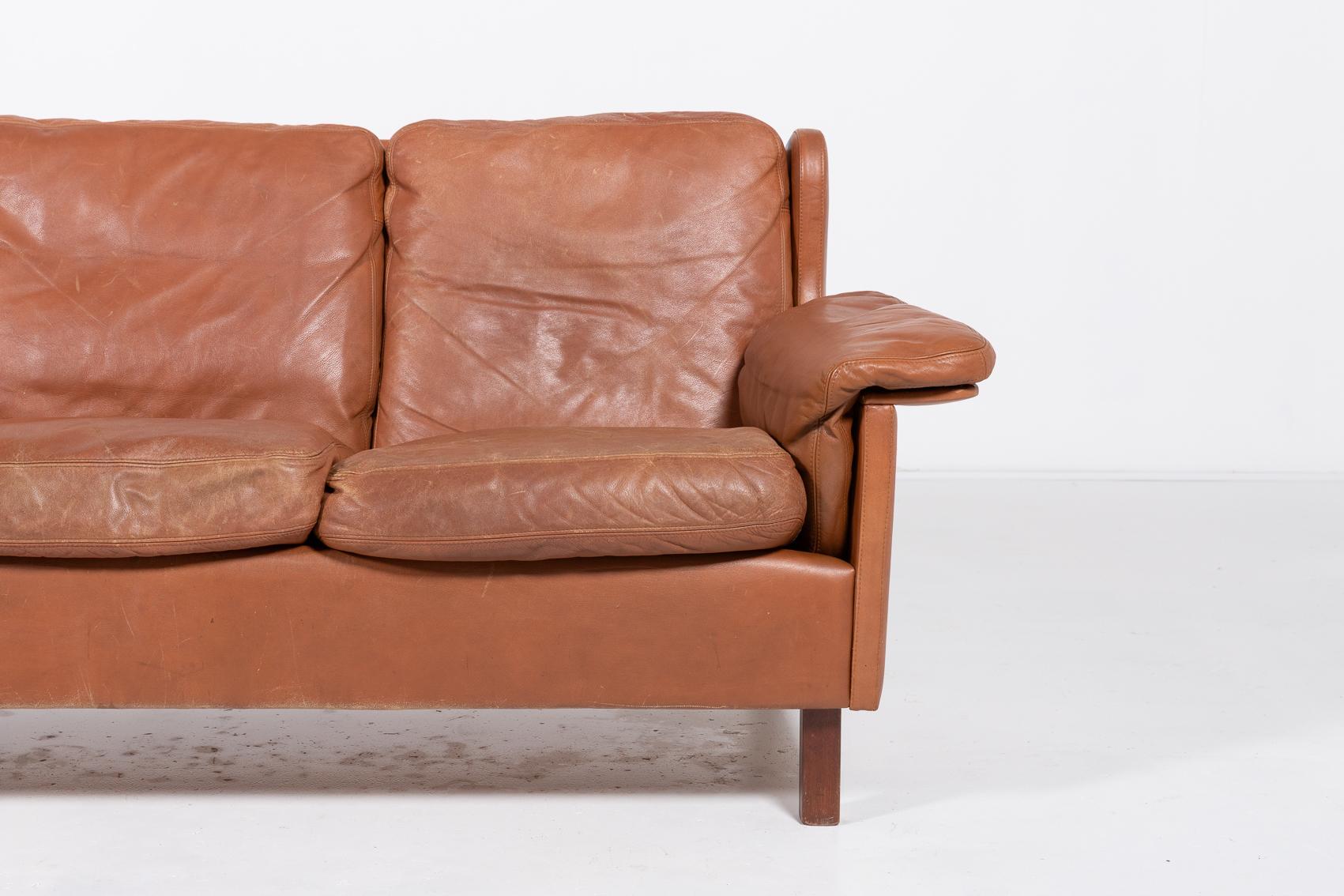 1970's Danish Modern Cognac Leder Wing Sofa (Skandinavische Moderne) im Angebot