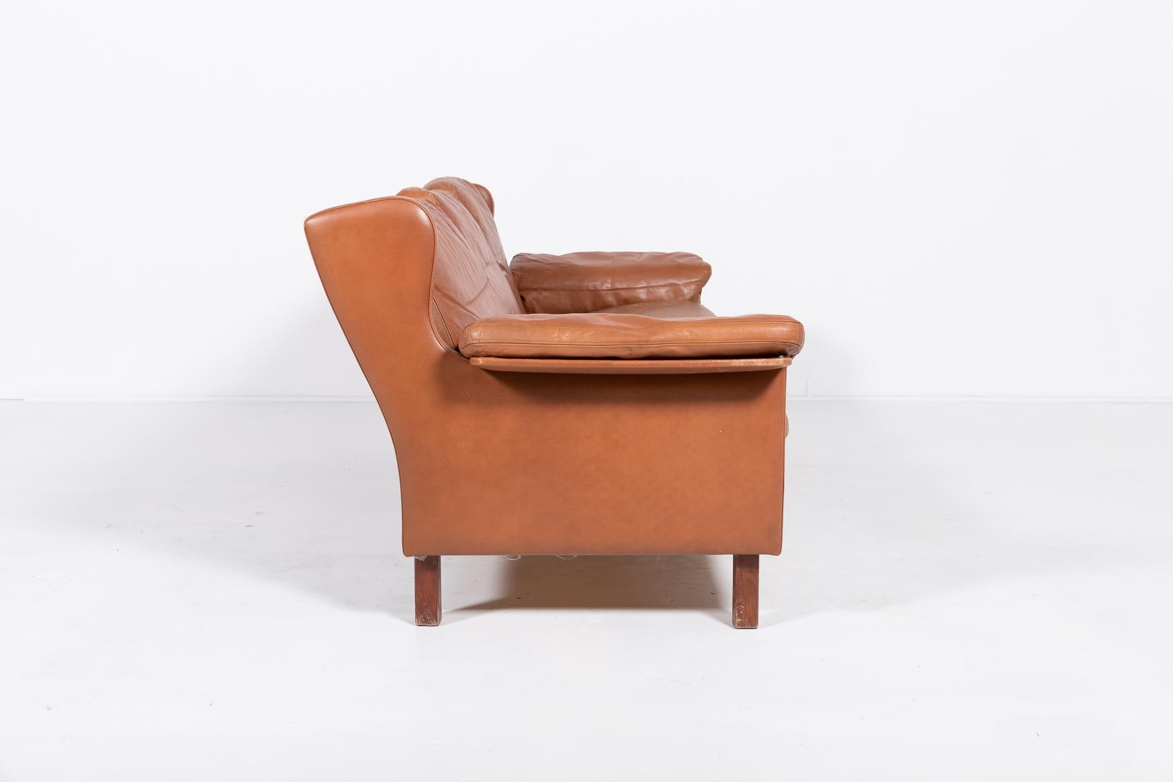 1970's Danish Modern Cognac Leder Wing Sofa im Zustand „Relativ gut“ im Angebot in TOLLEBEEK, NL