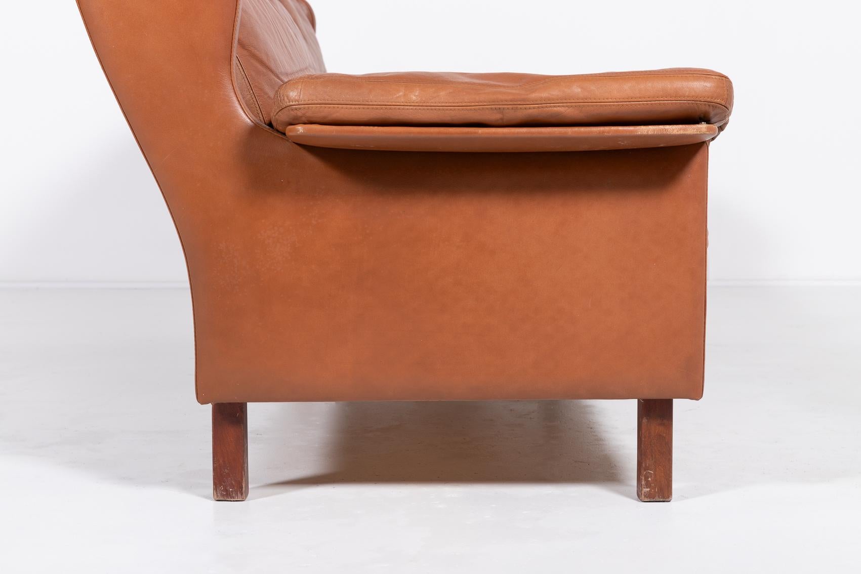 1970's Danish Modern Cognac Leder Wing Sofa (Ende des 20. Jahrhunderts) im Angebot