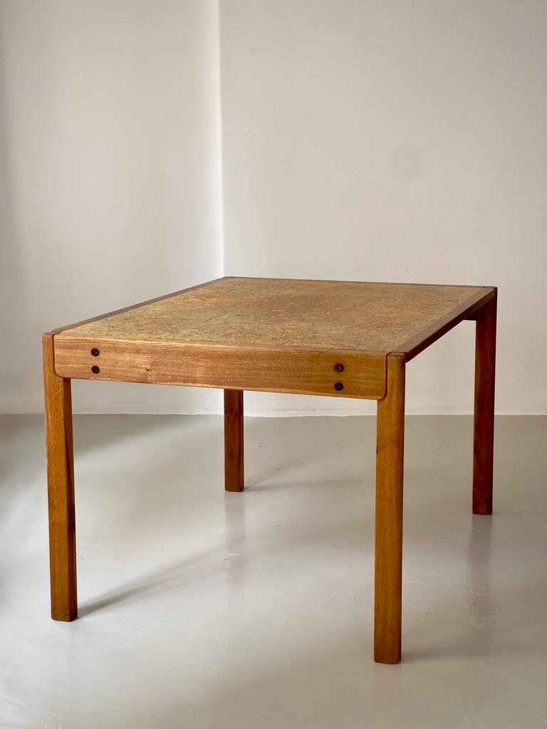 1970s Danish modern dining table produced by FDB in solid oak and natural kork. For Sale 3
